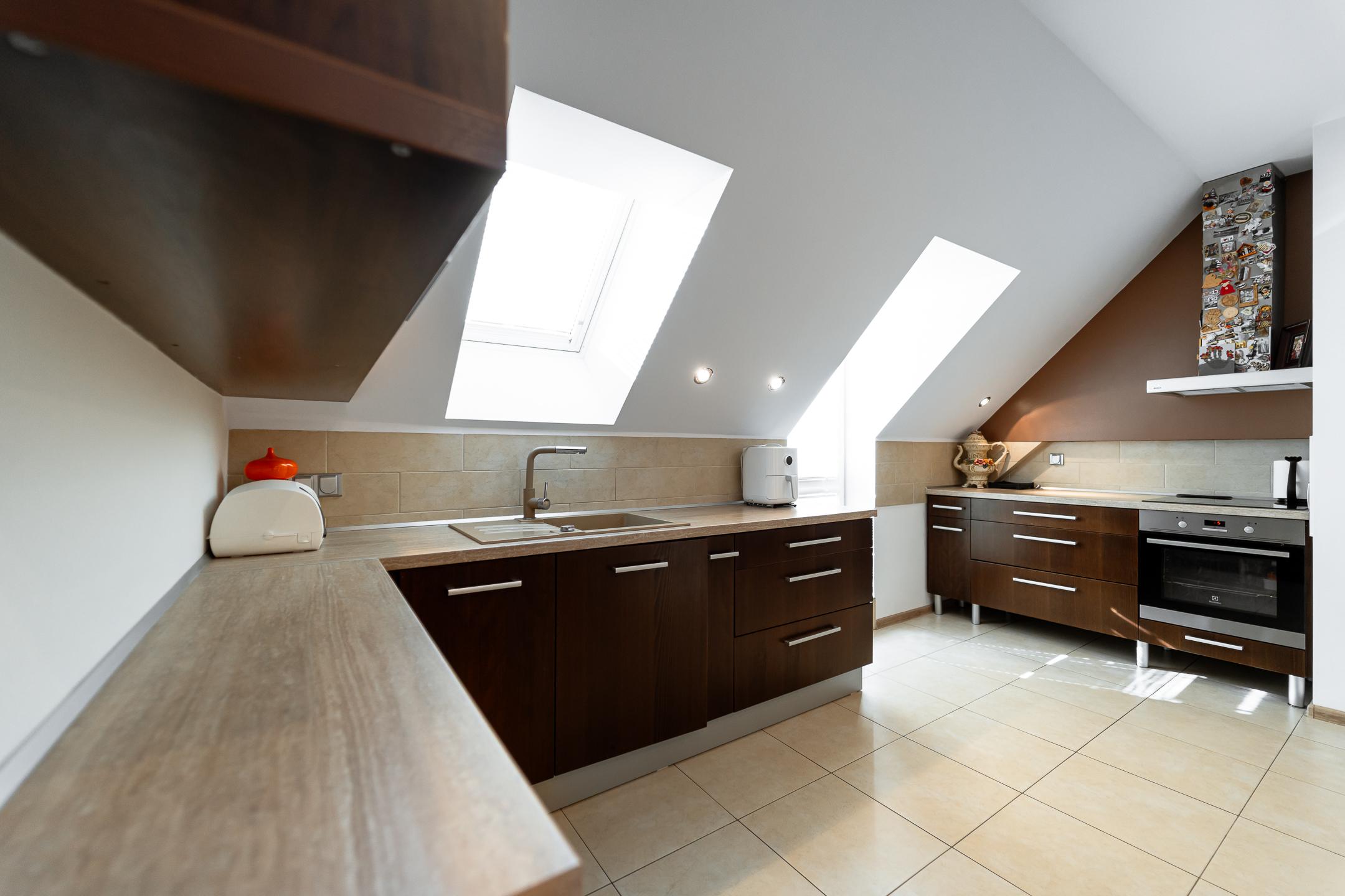 Na predaj priestranný 4-izbový mezonet s balkónom a zariadením v tehlovom bytovom dome na Furči – Krosnianska ul.