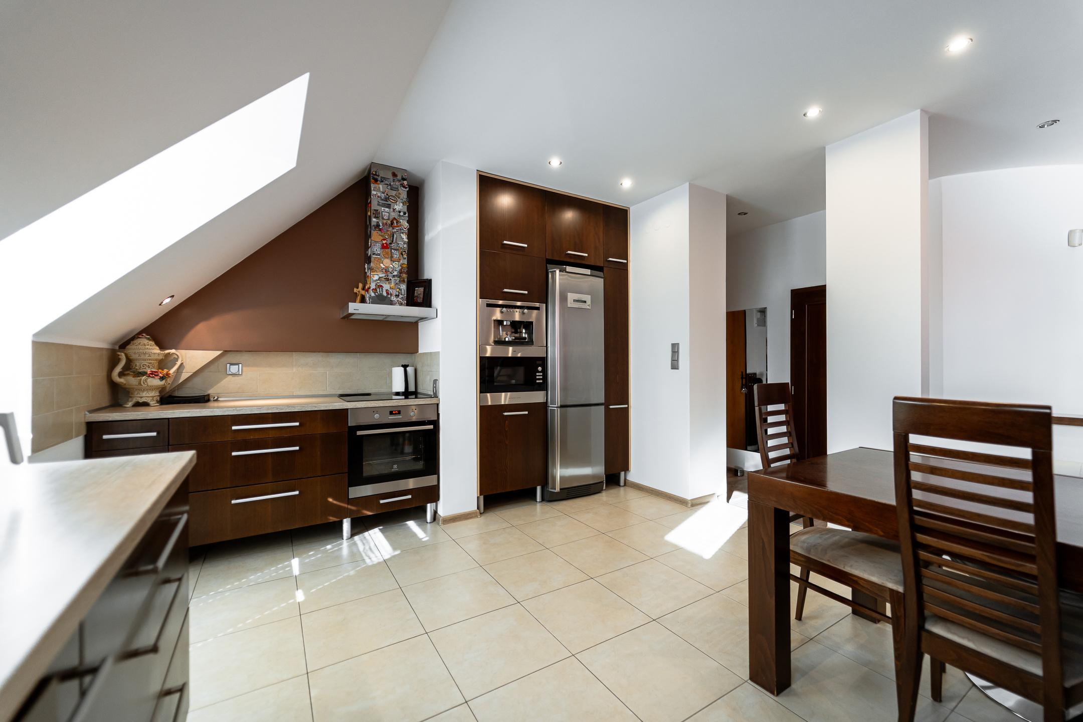 Na predaj priestranný 4-izbový mezonet s balkónom a zariadením v tehlovom bytovom dome na Furči – Krosnianska ul.