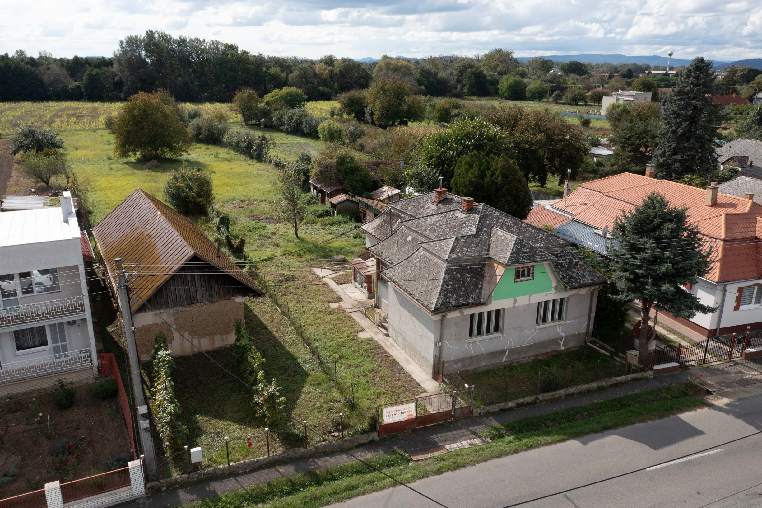 EXKLUZÍVNE vám ponúkame na predaj dva rodinné domy s veľkým pozemkom