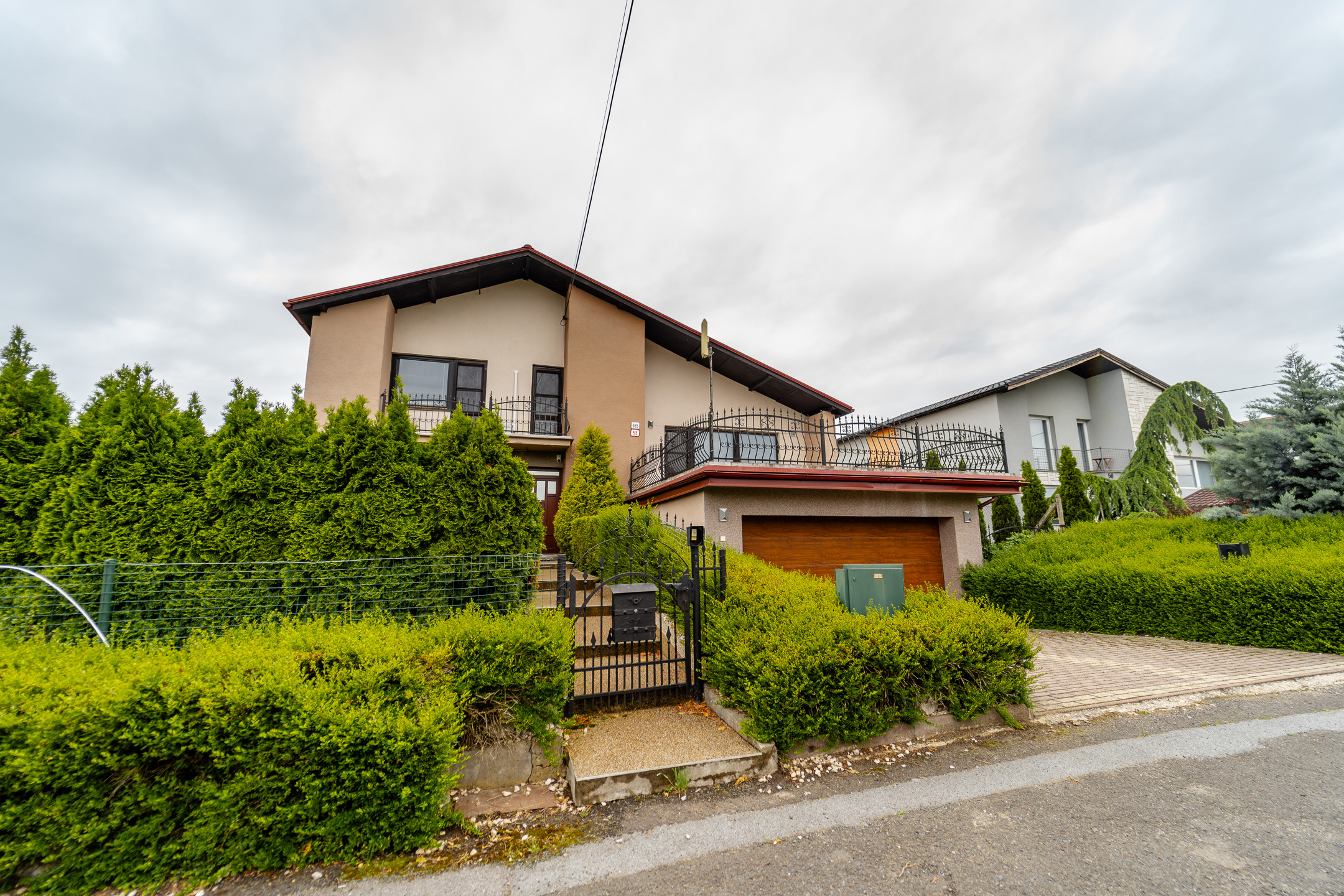 EXKLUZÍVNE vám ponúkame na predaj 5-izbový rodinný dom v príjemnej lokalite Veľkých Kapušian