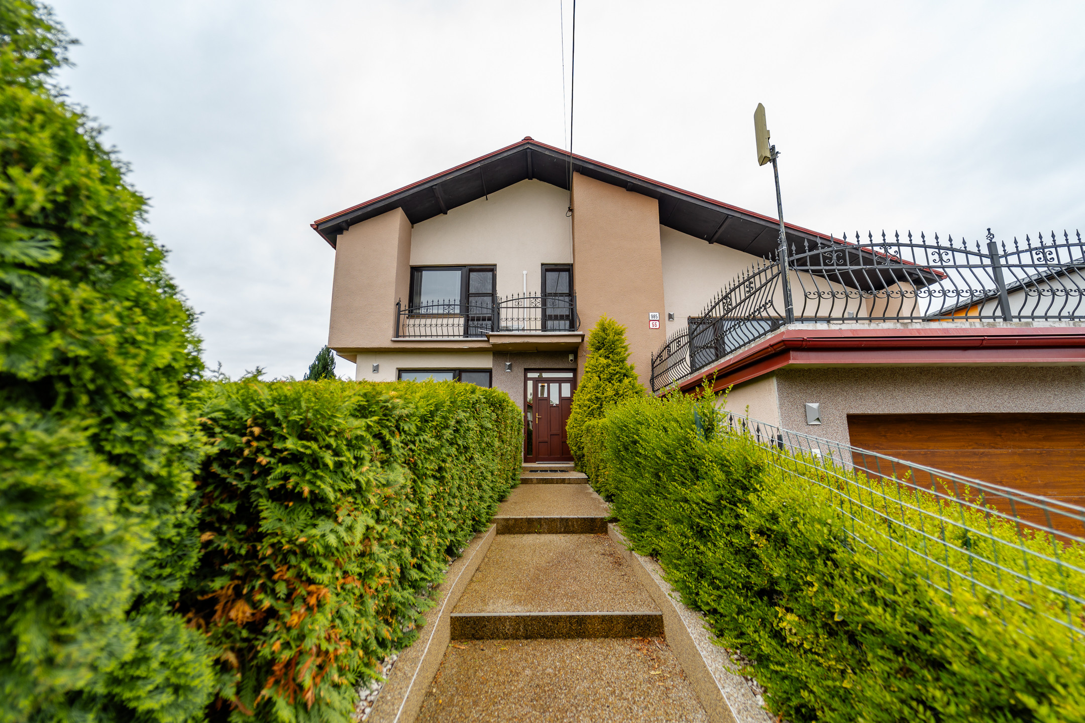 EXKLUZÍVNE vám ponúkame na predaj 5-izbový rodinný dom v príjemnej lokalite Veľkých Kapušian