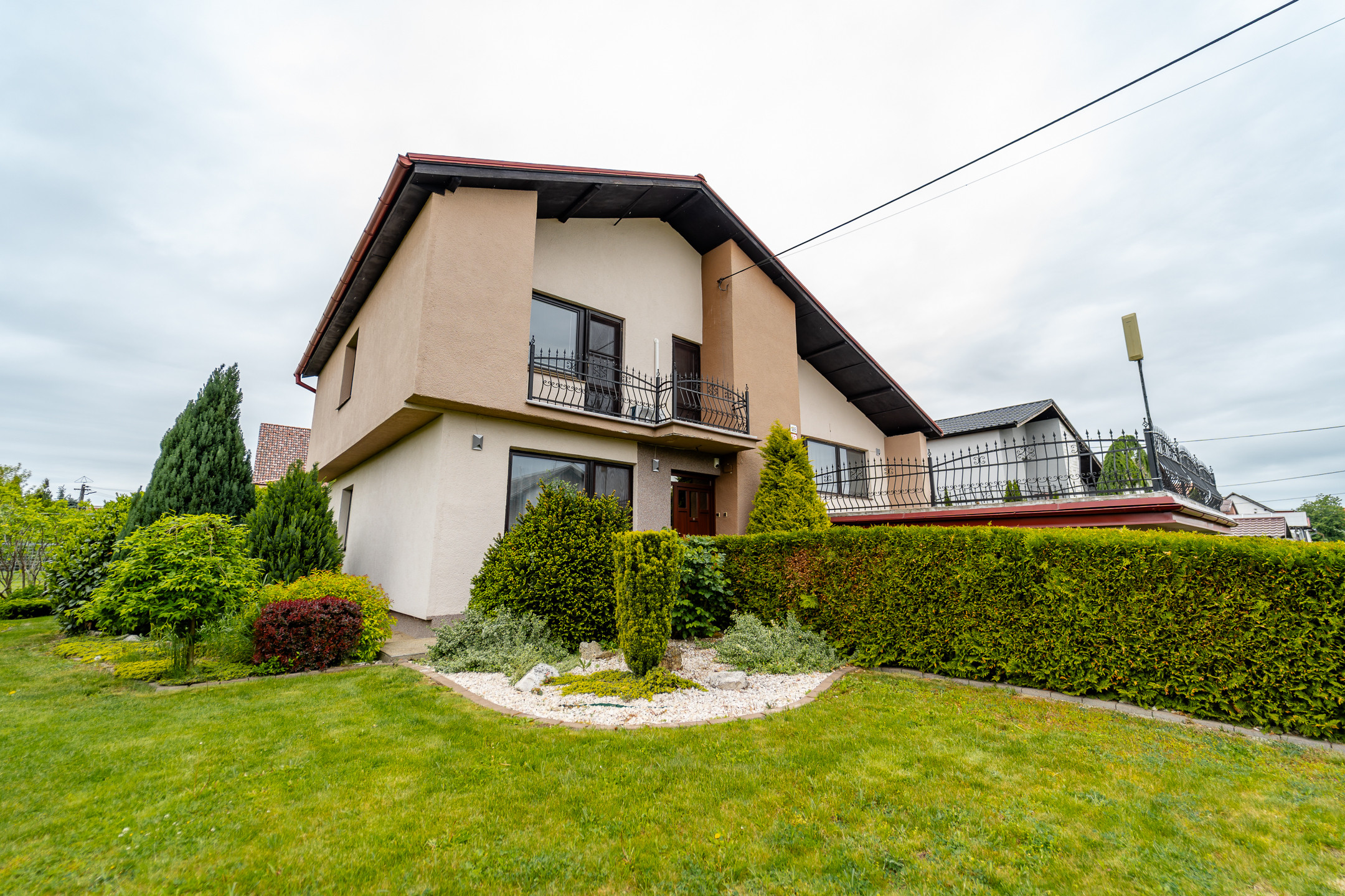 EXKLUZÍVNE vám ponúkame na predaj 5-izbový rodinný dom v príjemnej lokalite Veľkých Kapušian