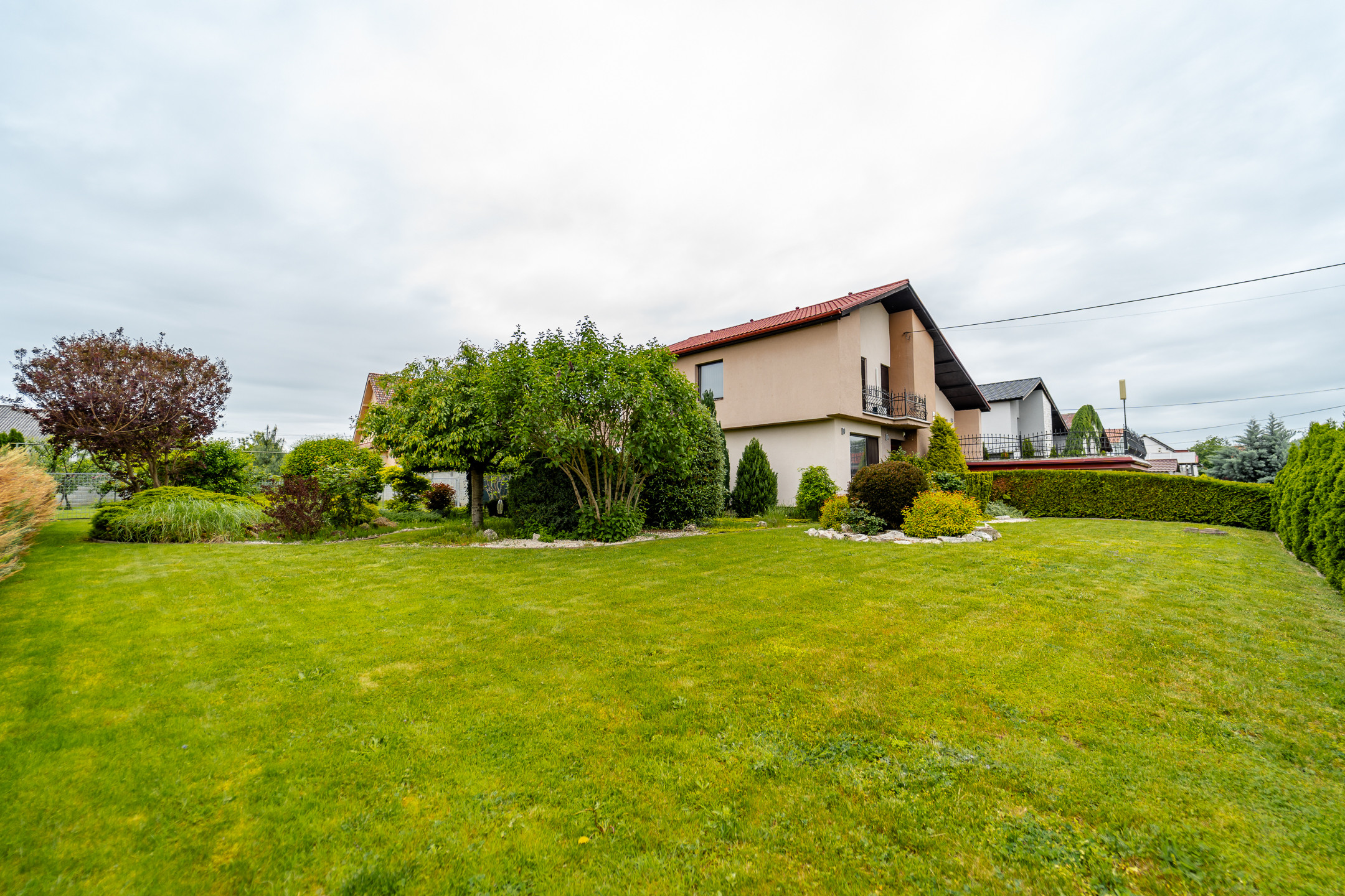 EXKLUZÍVNE vám ponúkame na predaj 5-izbový rodinný dom v príjemnej lokalite Veľkých Kapušian