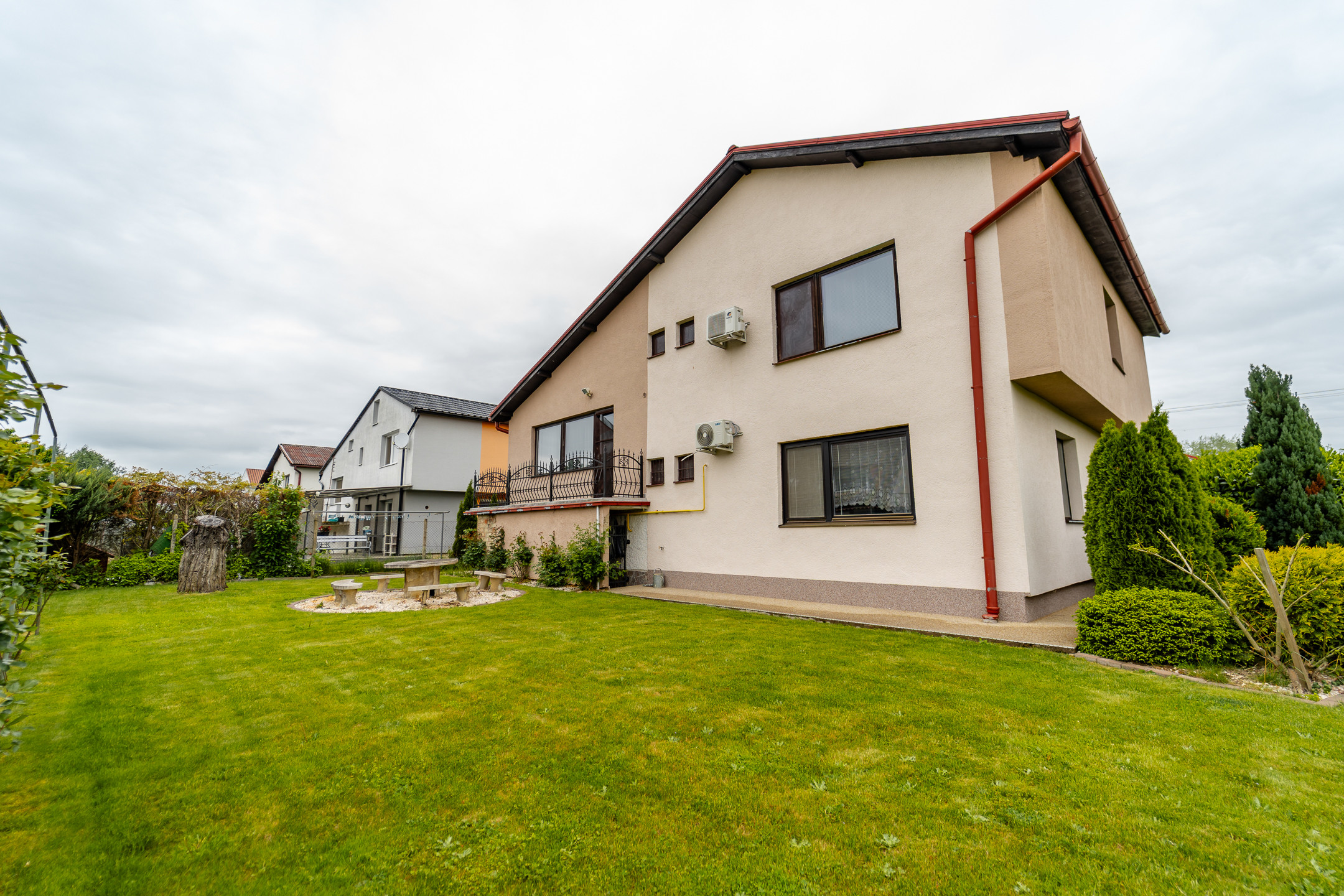 EXKLUZÍVNE vám ponúkame na predaj 5-izbový rodinný dom v príjemnej lokalite Veľkých Kapušian