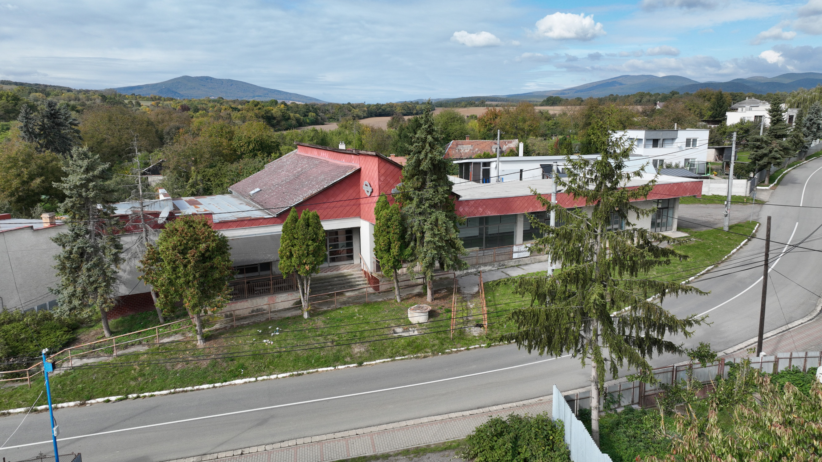 Ponúkame na predaj viacúčelový objekt vhodný na obchodné, skladové alebo prevádzkové účely v obci Slivník.