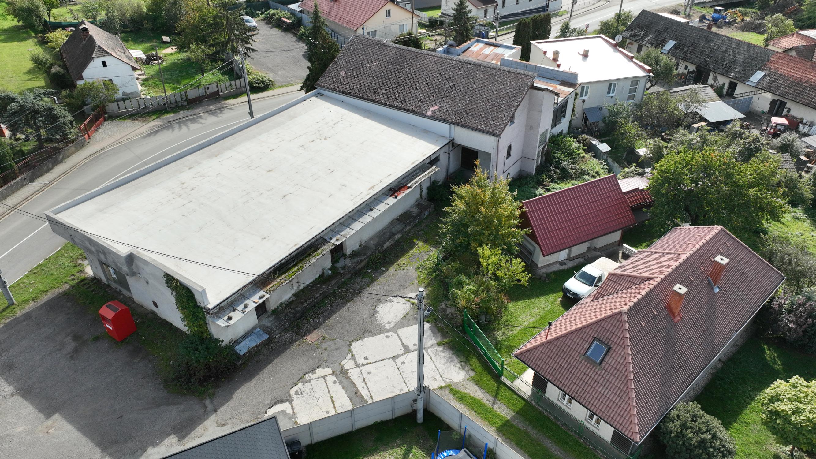 Ponúkame na predaj viacúčelový objekt vhodný na obchodné, skladové alebo prevádzkové účely v obci Slivník.