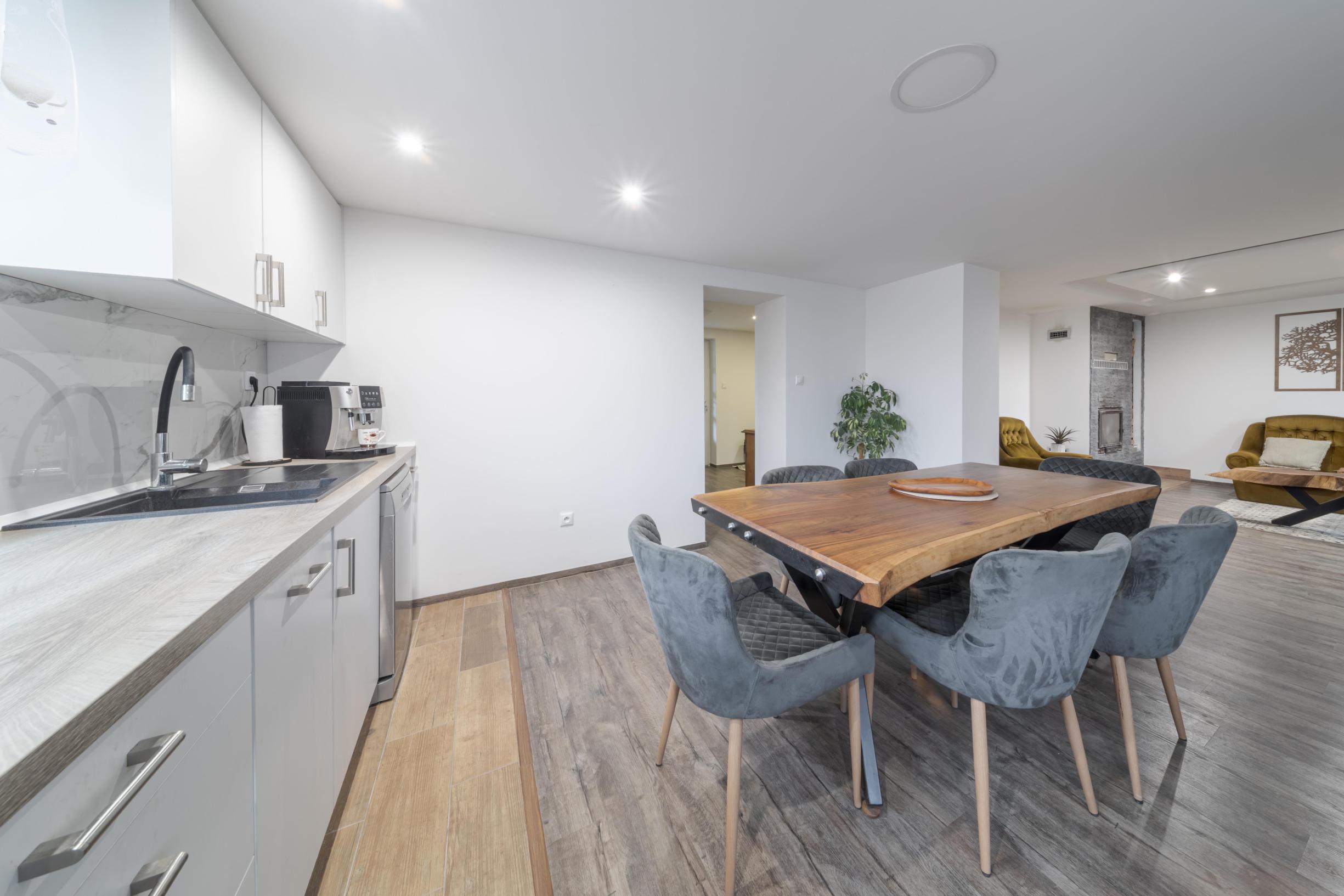 Moderný 3i rodinný dom na prenájom, 16 km od mesta Košice,  medzi diaľnicou Košice – Prešov.