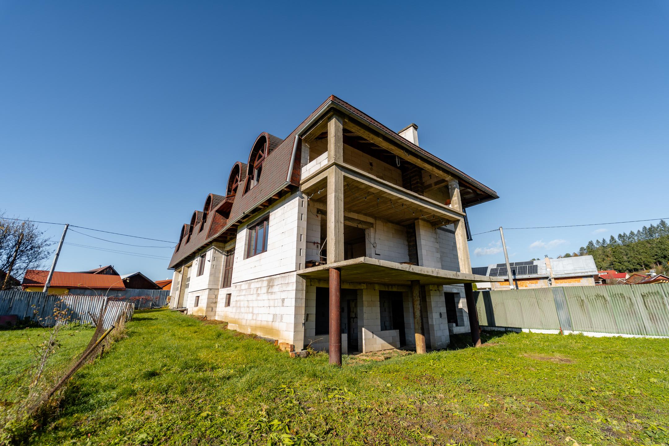 Výhradne ponúkame na predaj priestranný rozostavaný multifunkčný objekt (pôvodne RD) v pokojnej lokalite, v obci Chmelnica