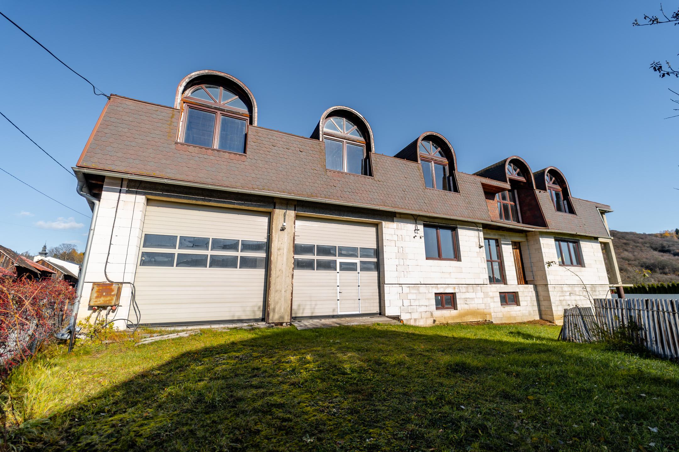 Výhradne ponúkame na predaj priestranný rozostavaný multifunkčný objekt (pôvodne RD) v pokojnej lokalite, v obci Chmelnica