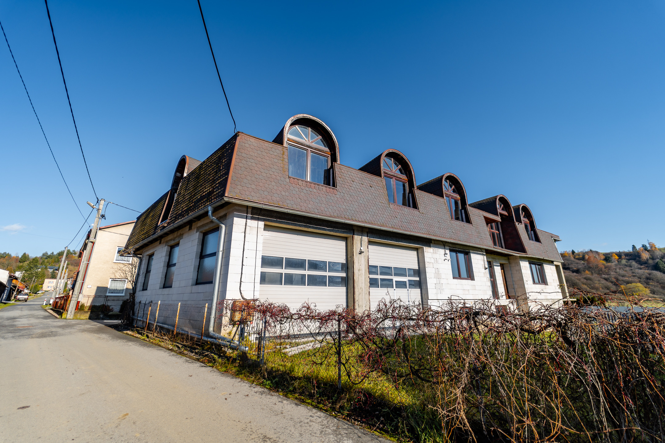 Výhradne ponúkame na predaj priestranný rozostavaný multifunkčný objekt (pôvodne RD) v pokojnej lokalite, v obci Chmelnica