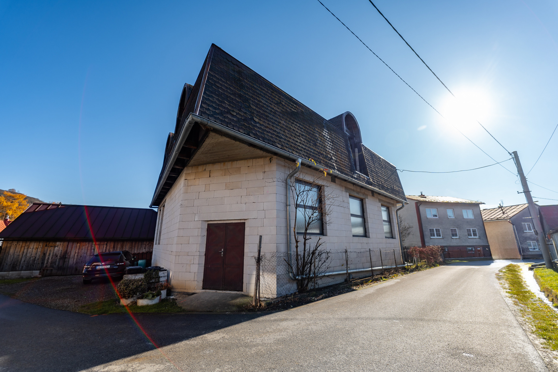 Výhradne ponúkame na predaj priestranný rozostavaný multifunkčný objekt (pôvodne RD) v pokojnej lokalite, v obci Chmelnica