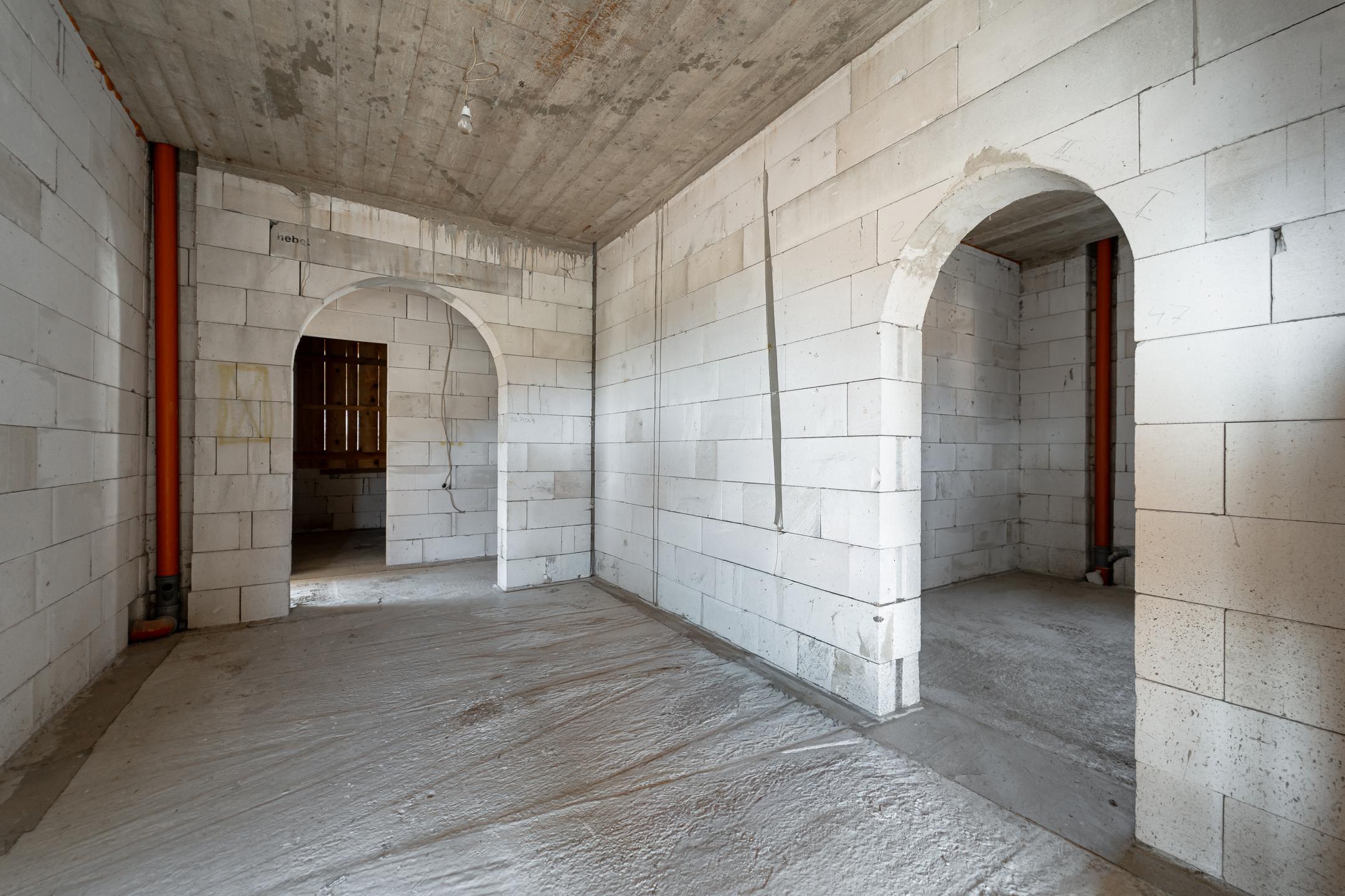 Výhradne ponúkame na predaj priestranný rozostavaný multifunkčný objekt (pôvodne RD) v pokojnej lokalite, v obci Chmelnica