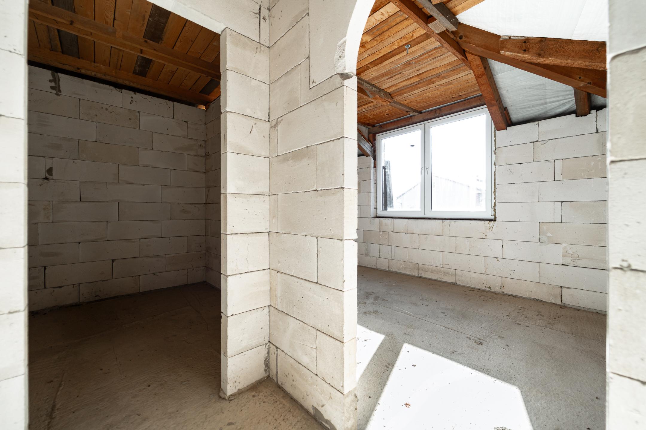 Výhradne ponúkame na predaj priestranný rozostavaný multifunkčný objekt (pôvodne RD) v pokojnej lokalite, v obci Chmelnica