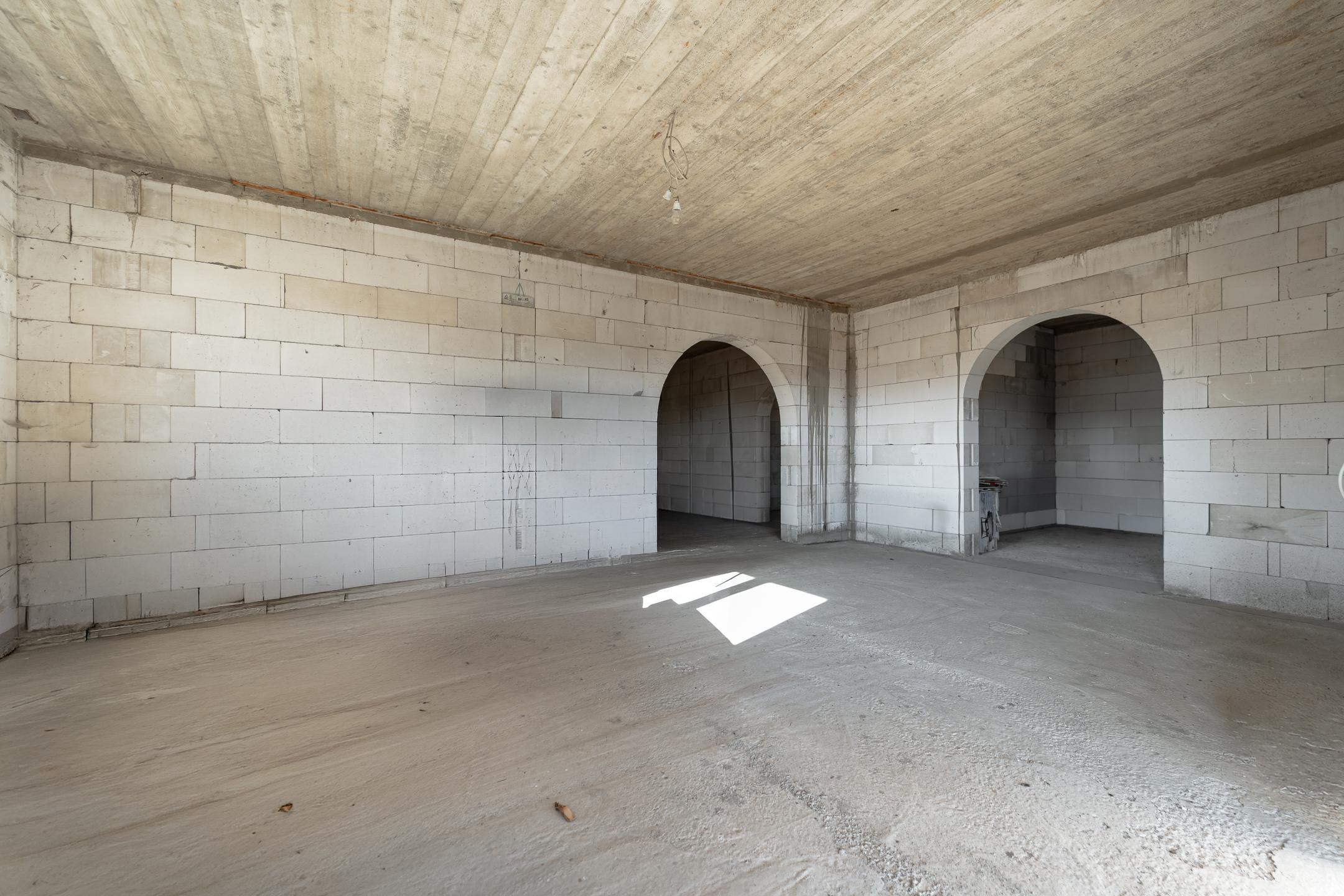 Výhradne ponúkame na predaj priestranný rozostavaný multifunkčný objekt (pôvodne RD) v pokojnej lokalite, v obci Chmelnica