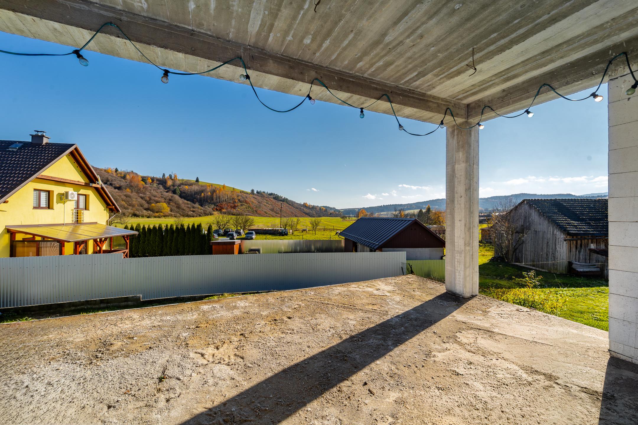 Výhradne ponúkame na predaj priestranný rozostavaný multifunkčný objekt (pôvodne RD) v pokojnej lokalite, v obci Chmelnica