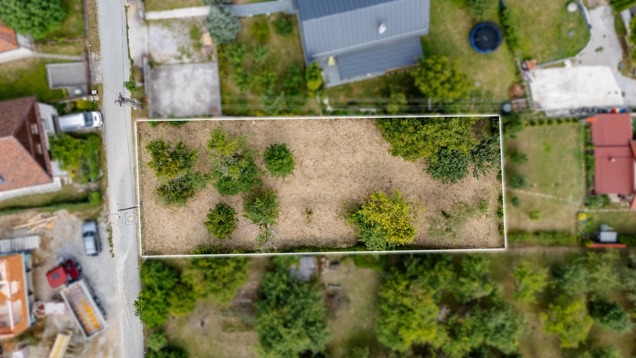 Ponúkam Vám na predaj stavebný pozemok v obci Hrašovík, ktorý je umiestnený v zastavanej časti s asfaltovou prístupovou cestou.
