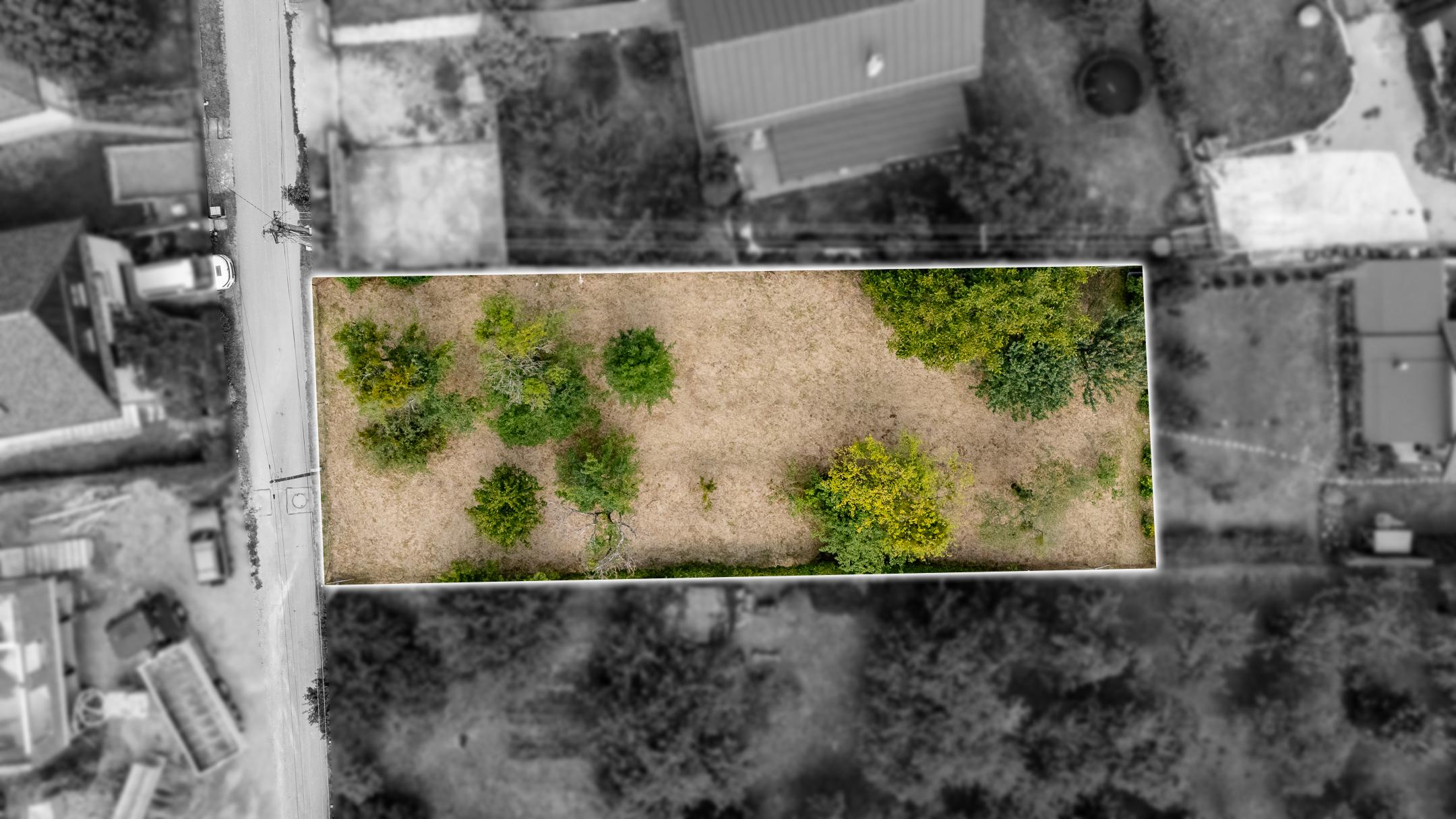 Ponúkam Vám na predaj stavebný pozemok v obci Hrašovík, ktorý je umiestnený v zastavanej časti s asfaltovou prístupovou cestou.