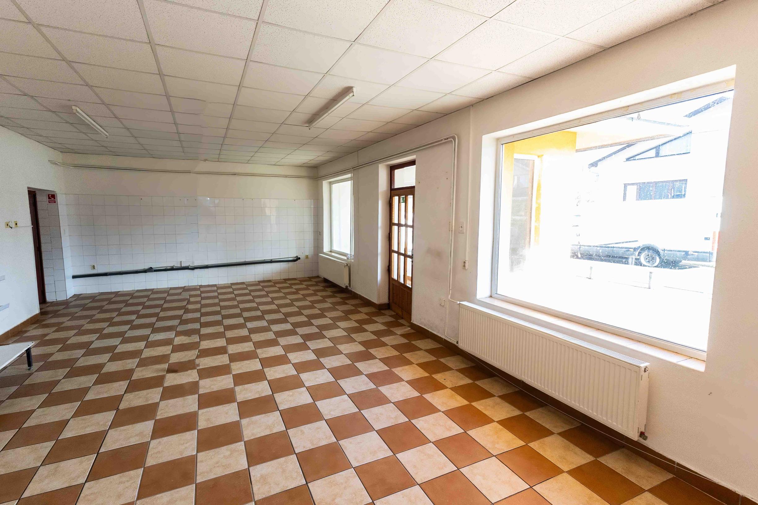 Exkluzívne Vám ponúkame na prenájom  polyfunkčný objekt v Lackovciach