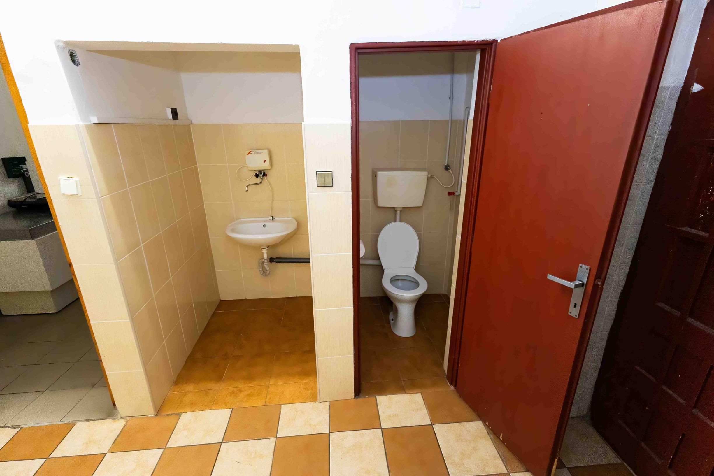 Exkluzívne Vám ponúkame na prenájom  polyfunkčný objekt v Lackovciach