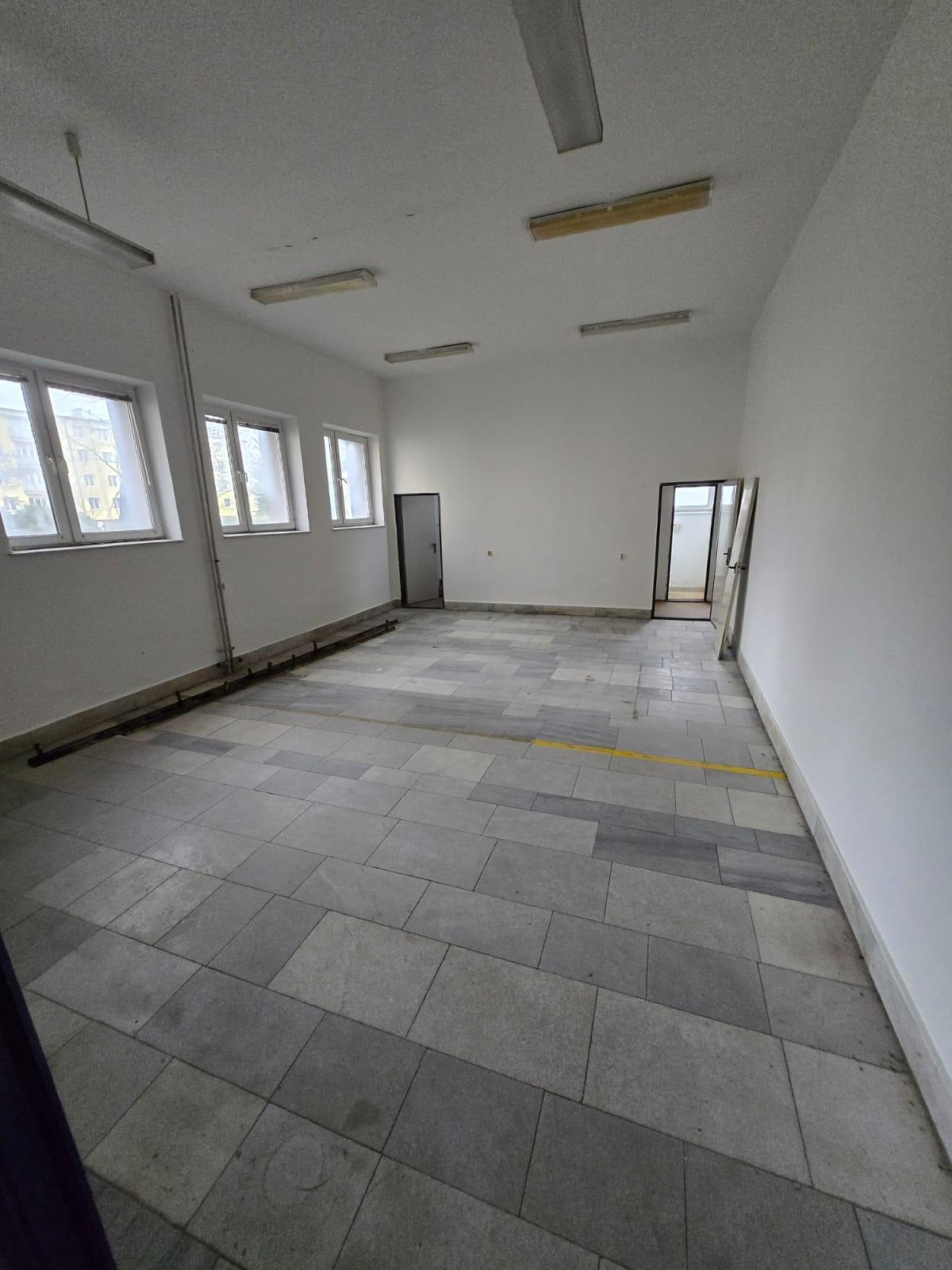 Exkluzívna ponuka! Ponúkam na prenájom obchodný priestor vhodný na podnikanie a prevádzku v centre mesta Poprad, ul. J. Curieho