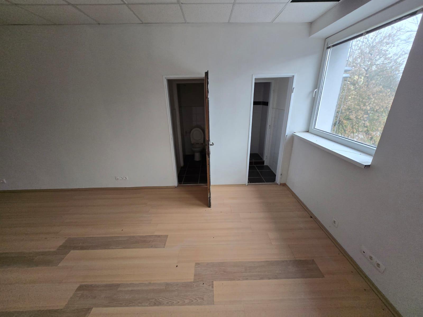 Exkluzívna ponuka! Ponúkam na prenájom obchodný priestor vhodný na podnikanie a prevádzku v centre mesta Poprad, ul. J. Curieho