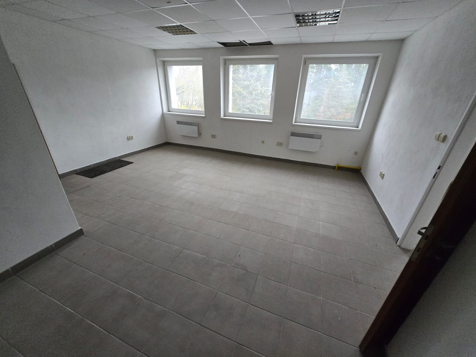 Exkluzívna ponuka! Ponúkam na prenájom obchodný priestor vhodný na podnikanie a prevádzku v centre mesta Poprad, ul. J. Curieho