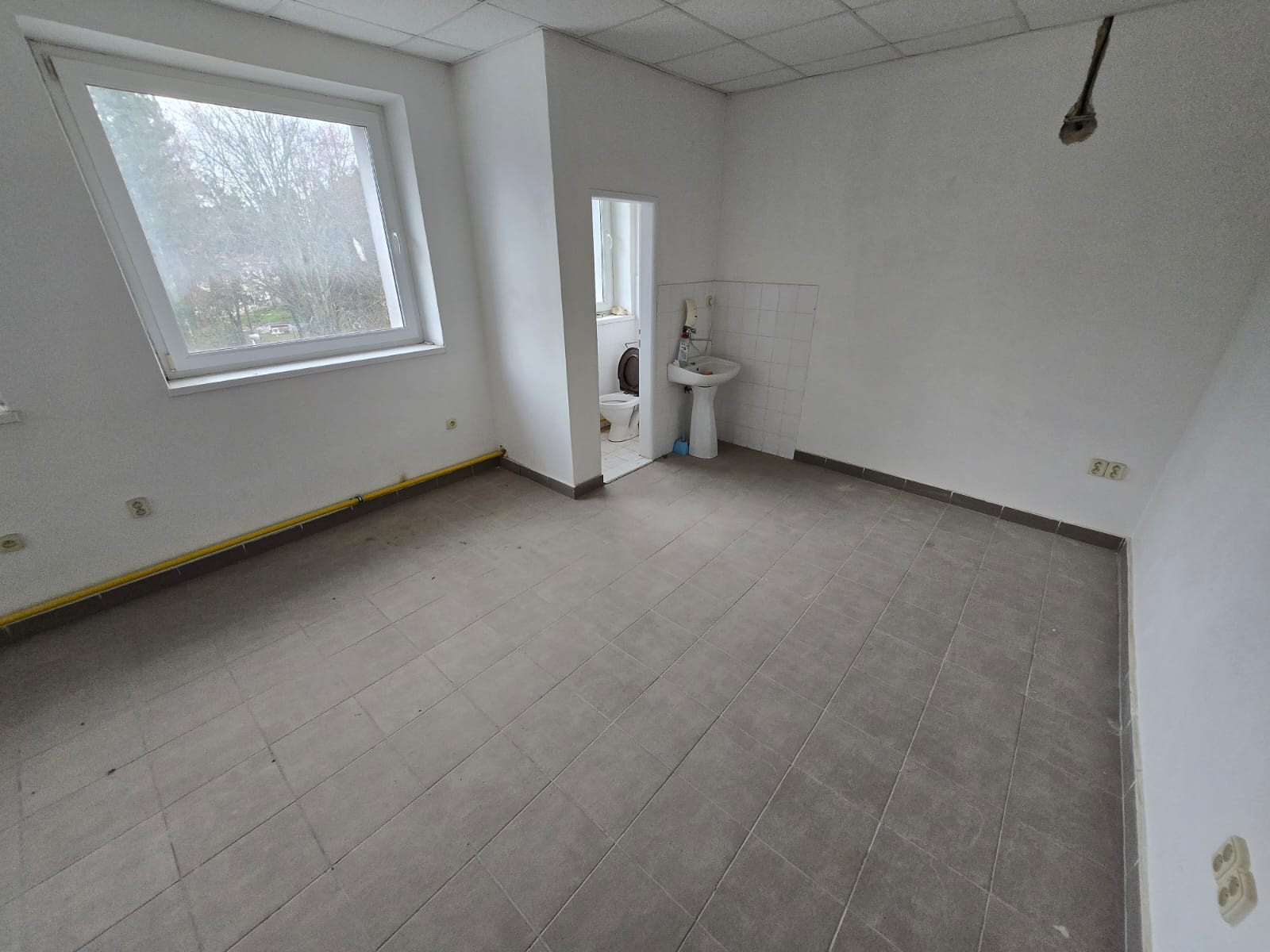 Exkluzívna ponuka! Ponúkam na prenájom obchodný priestor vhodný na podnikanie a prevádzku v centre mesta Poprad, ul. J. Curieho