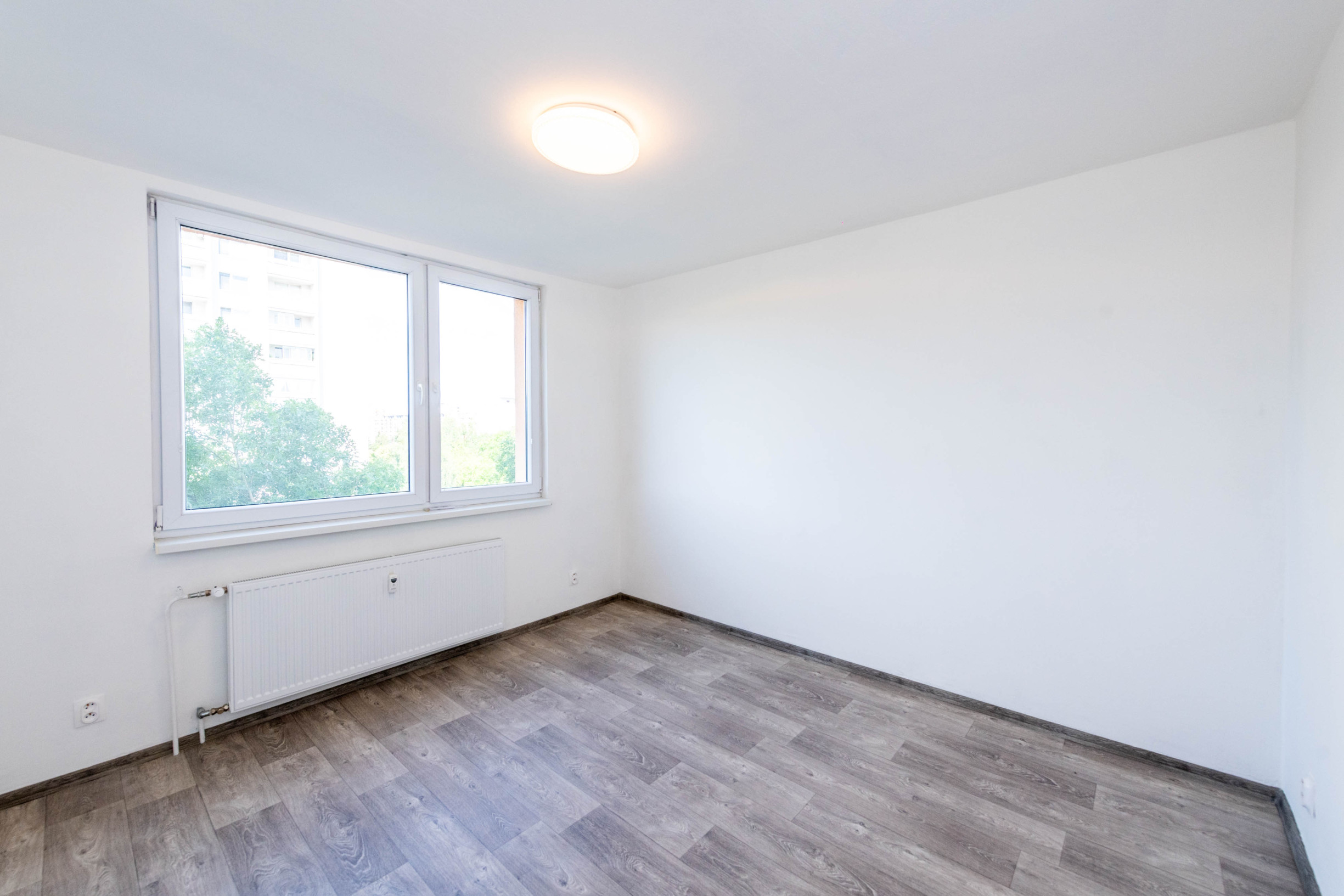 Exkluzívne Vám ponúkame na prenájom  nezariadený 2 izbový byt v Humennom