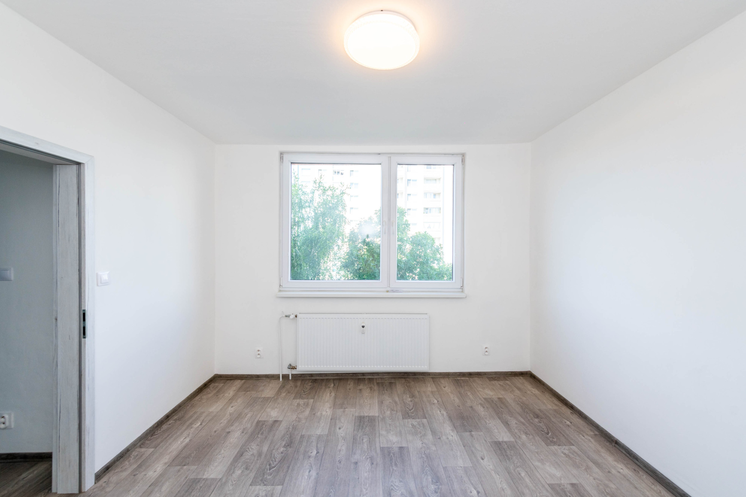 Exkluzívne Vám ponúkame na prenájom  nezariadený 2 izbový byt v Humennom