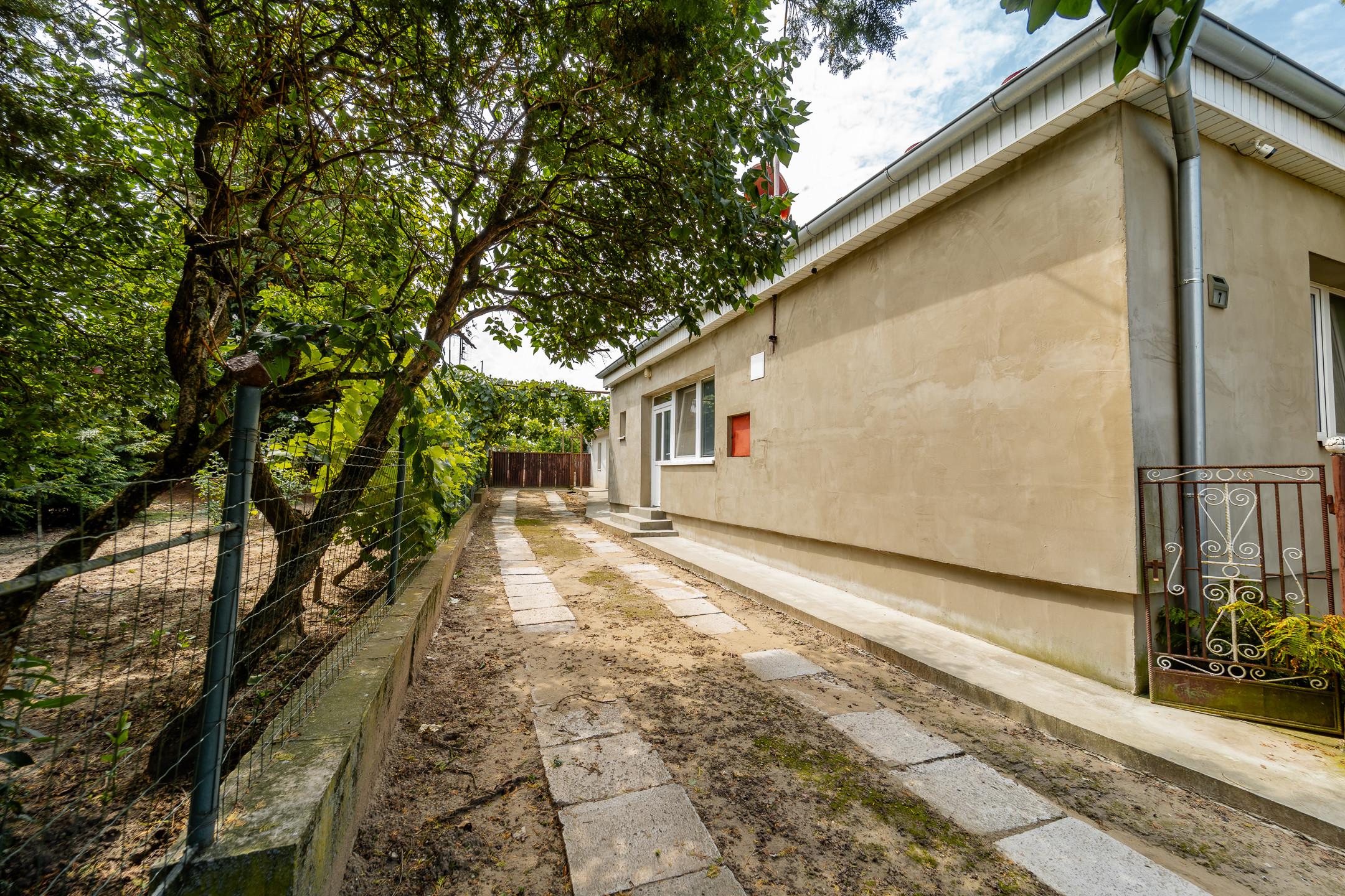 EXKLUZÍVNE vám ponúkame na predaj útulný 4 izbový rodinný dom s príslušenstvom a so slnečným pozemkom v obci Kapoňa (okr.Trebišov)