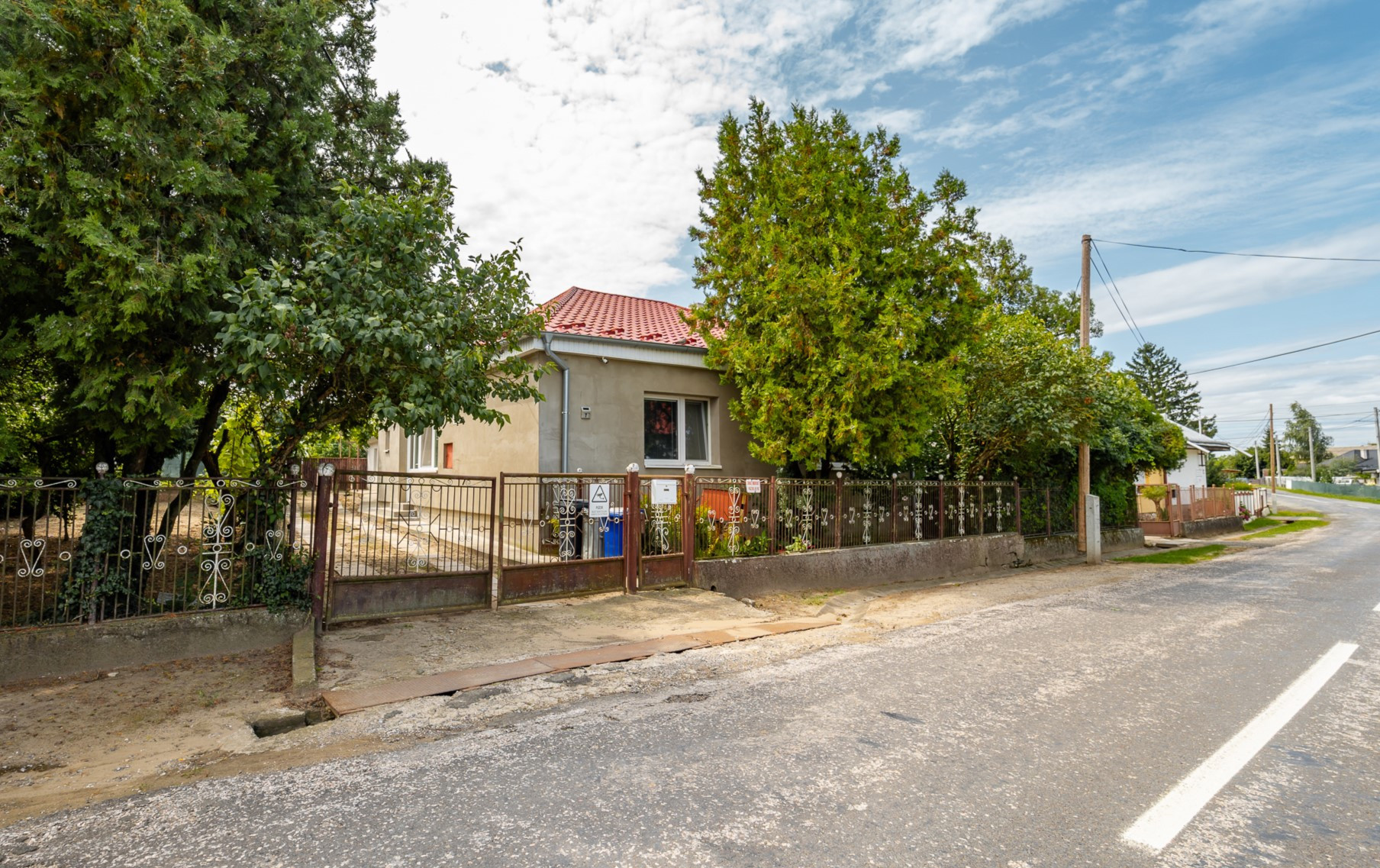 EXKLUZÍVNE vám ponúkame na predaj útulný 4 izbový rodinný dom s príslušenstvom a so slnečným pozemkom v obci Kapoňa (okr.Trebišov)