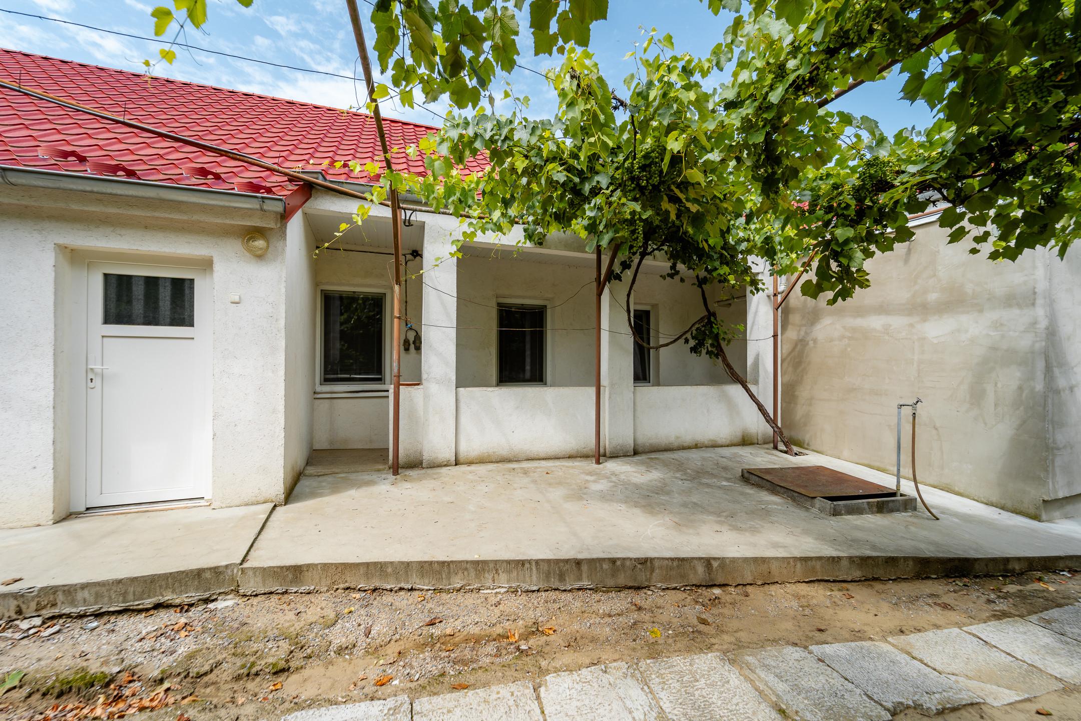 EXKLUZÍVNE vám ponúkame na predaj útulný 4 izbový rodinný dom s príslušenstvom a so slnečným pozemkom v obci Kapoňa (okr.Trebišov)