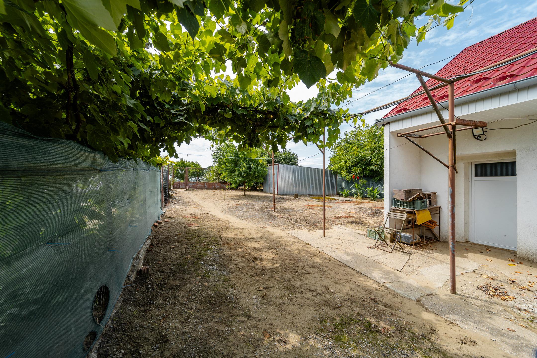 EXKLUZÍVNE vám ponúkame na predaj útulný 4 izbový rodinný dom s príslušenstvom a so slnečným pozemkom v obci Kapoňa (okr.Trebišov)