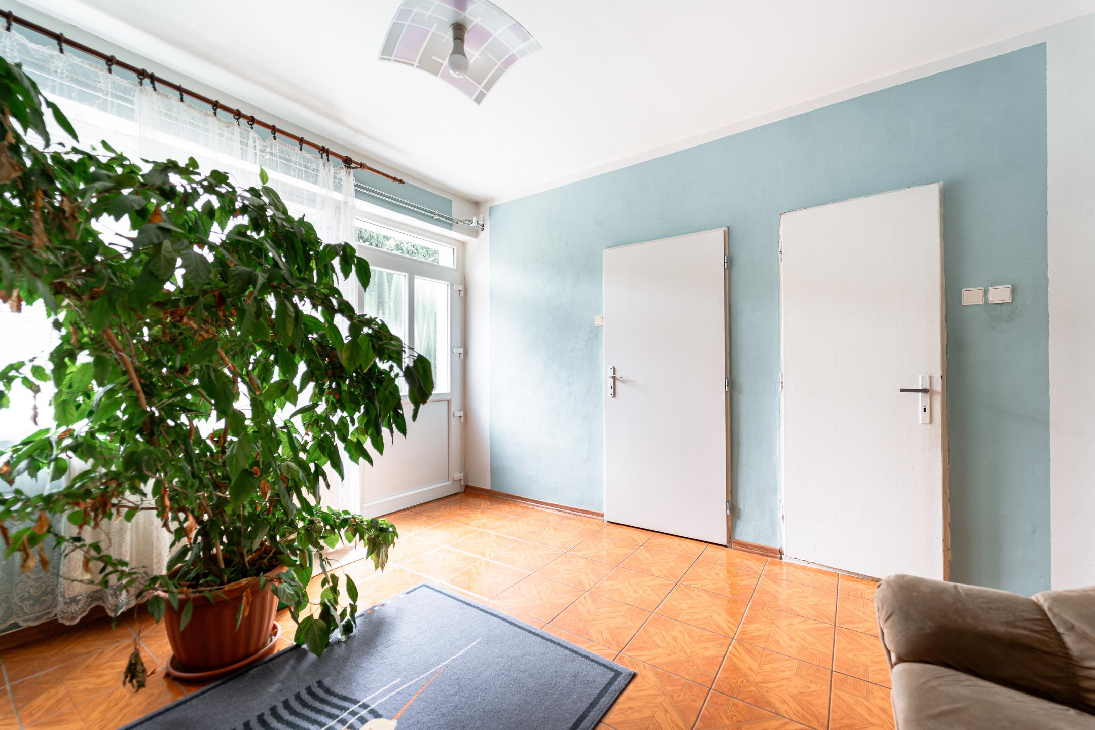 EXKLUZÍVNE vám ponúkame na predaj útulný 4 izbový rodinný dom s príslušenstvom a so slnečným pozemkom v obci Kapoňa (okr.Trebišov)