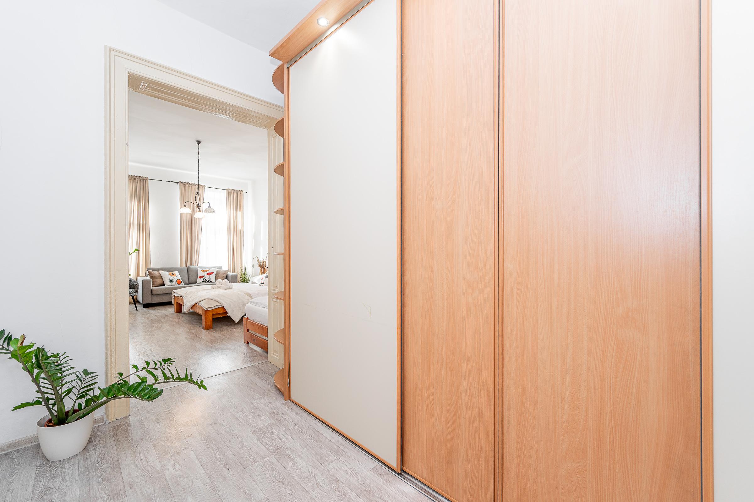 Staromestský 3-izbový byt s vysokými stropmi a parkovaním – centrum Košíc