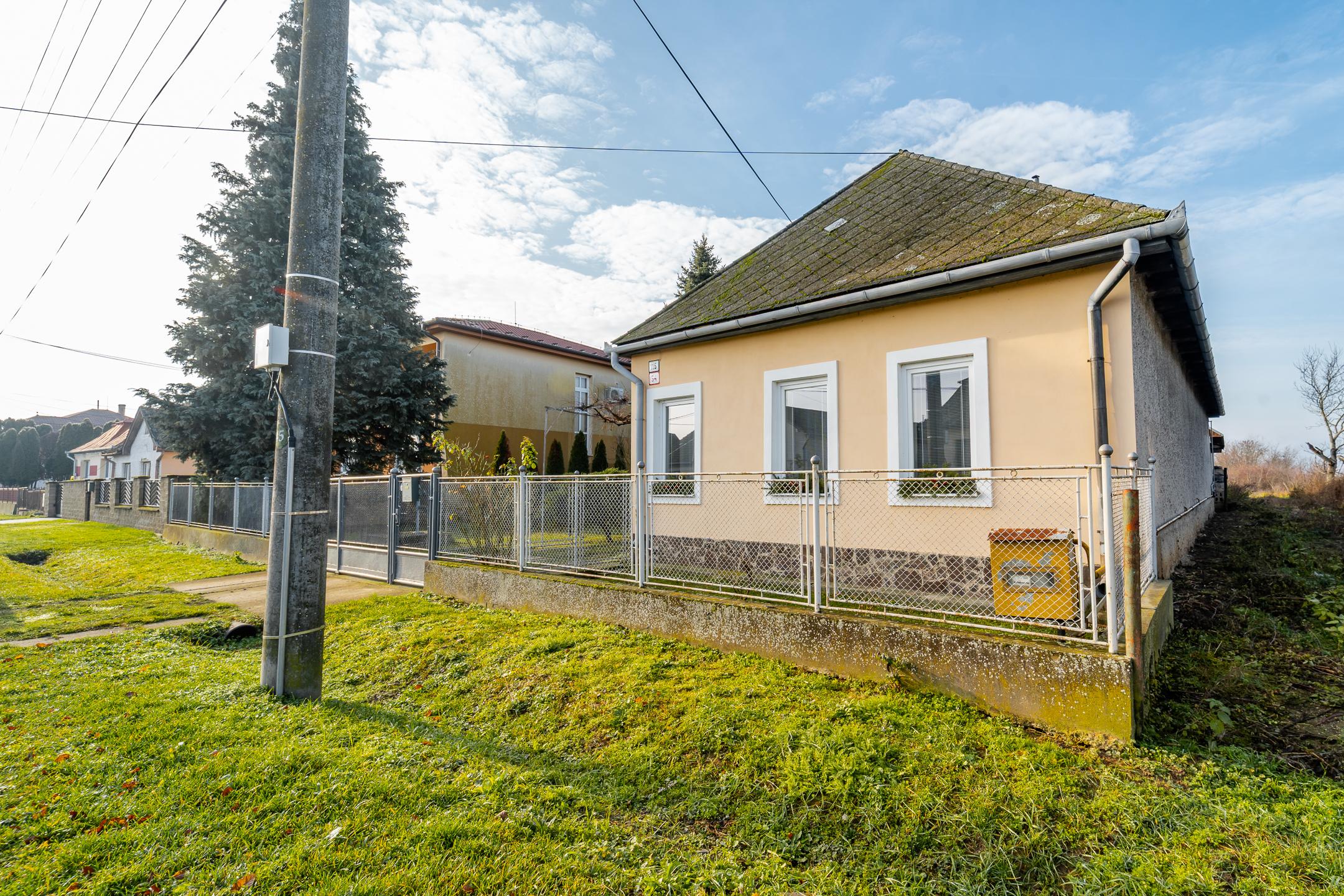 NA PREDAJ: Vidiecky rodinný dom s veľkorysým 50-árovým pozemkom – obec Čierna (okr. Trebišov)