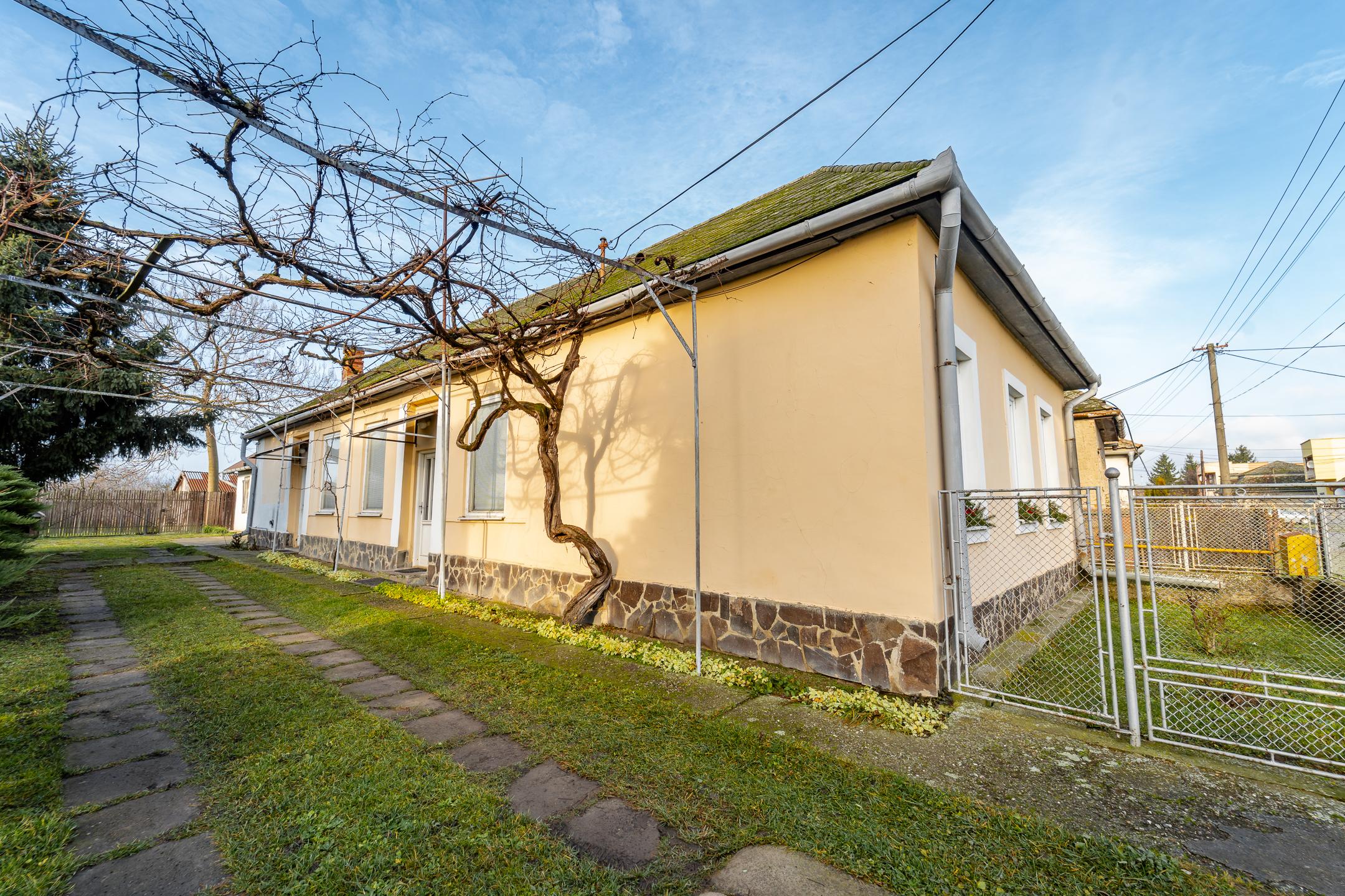 NA PREDAJ: Vidiecky rodinný dom s veľkorysým 50-árovým pozemkom – obec Čierna (okr. Trebišov)