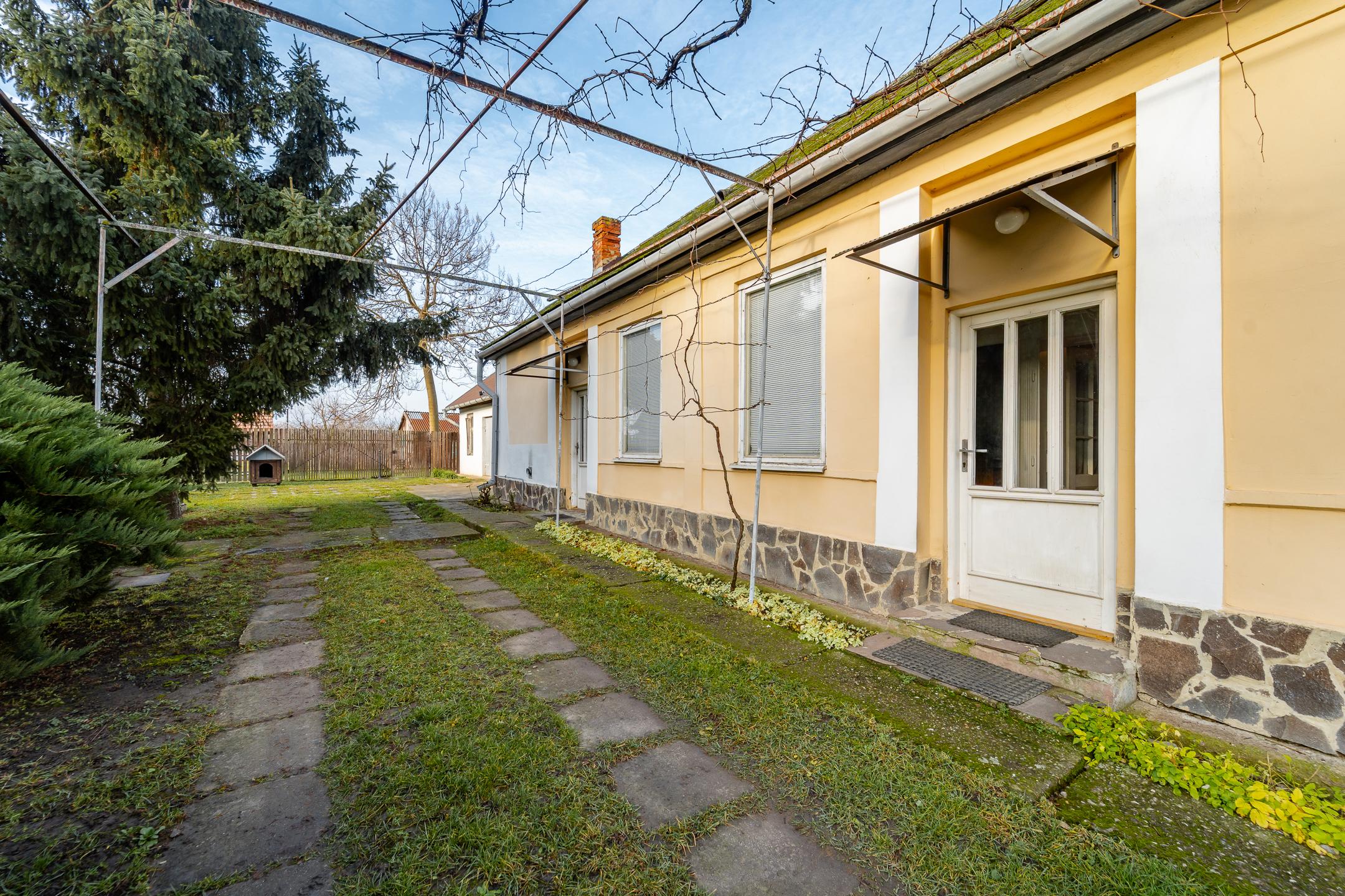 NA PREDAJ: Vidiecky rodinný dom s veľkorysým 50-árovým pozemkom – obec Čierna (okr. Trebišov)