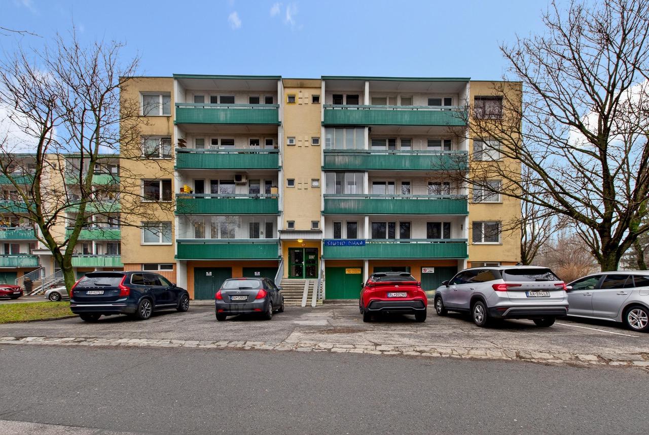 REZERVOVANÉ - Na predaj kompletne zrekonštruovaný 4-izbový byt, 93,30 m2, Lipského ulica, Bratislava-Dúbravka