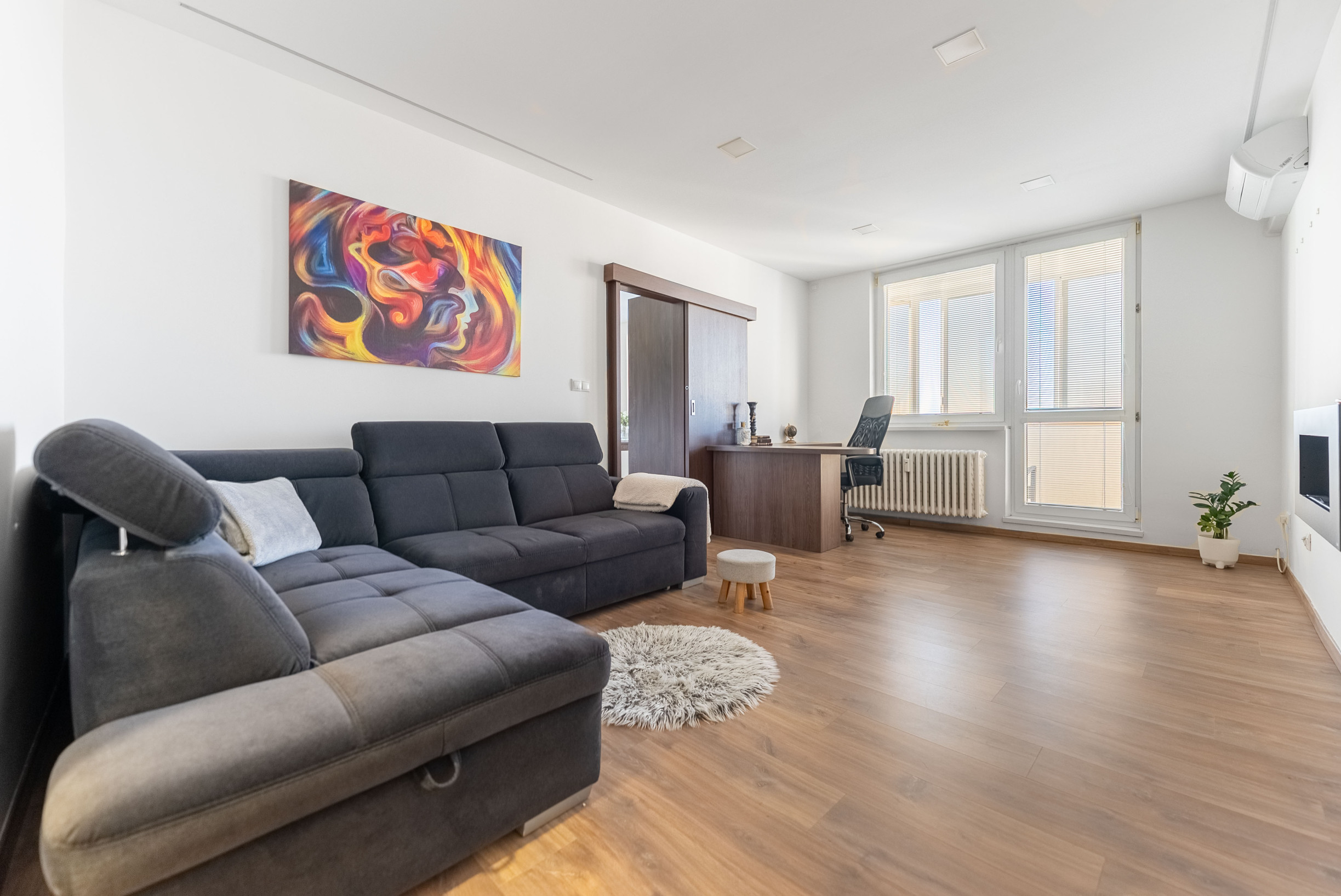 EXKLUZÍVNE: TROJIZBOVÝ VEĽKOMETRÁŽNY BYT V SKALICI