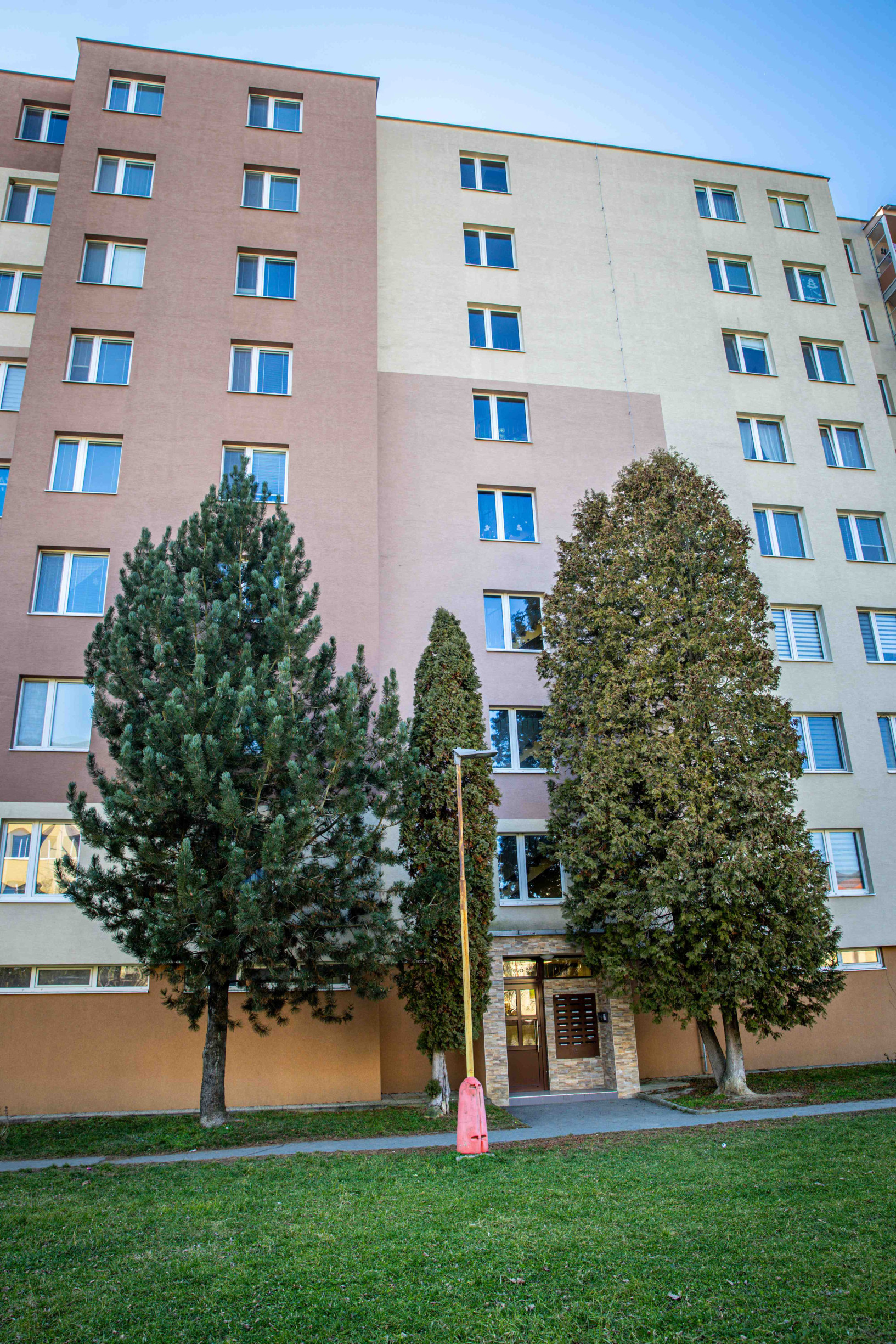 Exkluzívne Vám ponúkame na prenájom  zariadený 1,5 izbový byt v Humennom