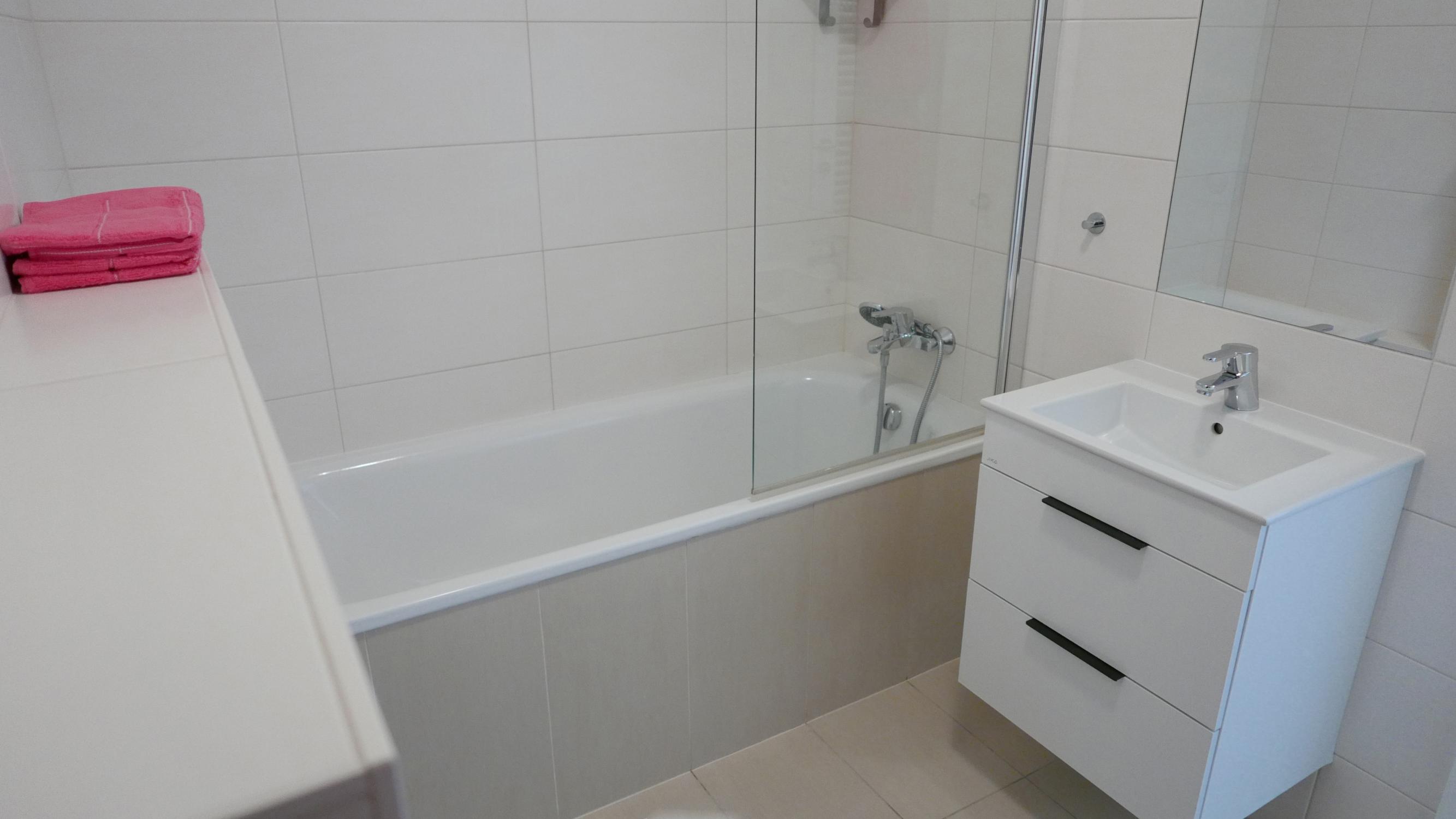 Ponúkame na prenájom 2-izbový byt 60,80m2 v projekte Viktória-Košická ul. BA s parkovaním v garáži