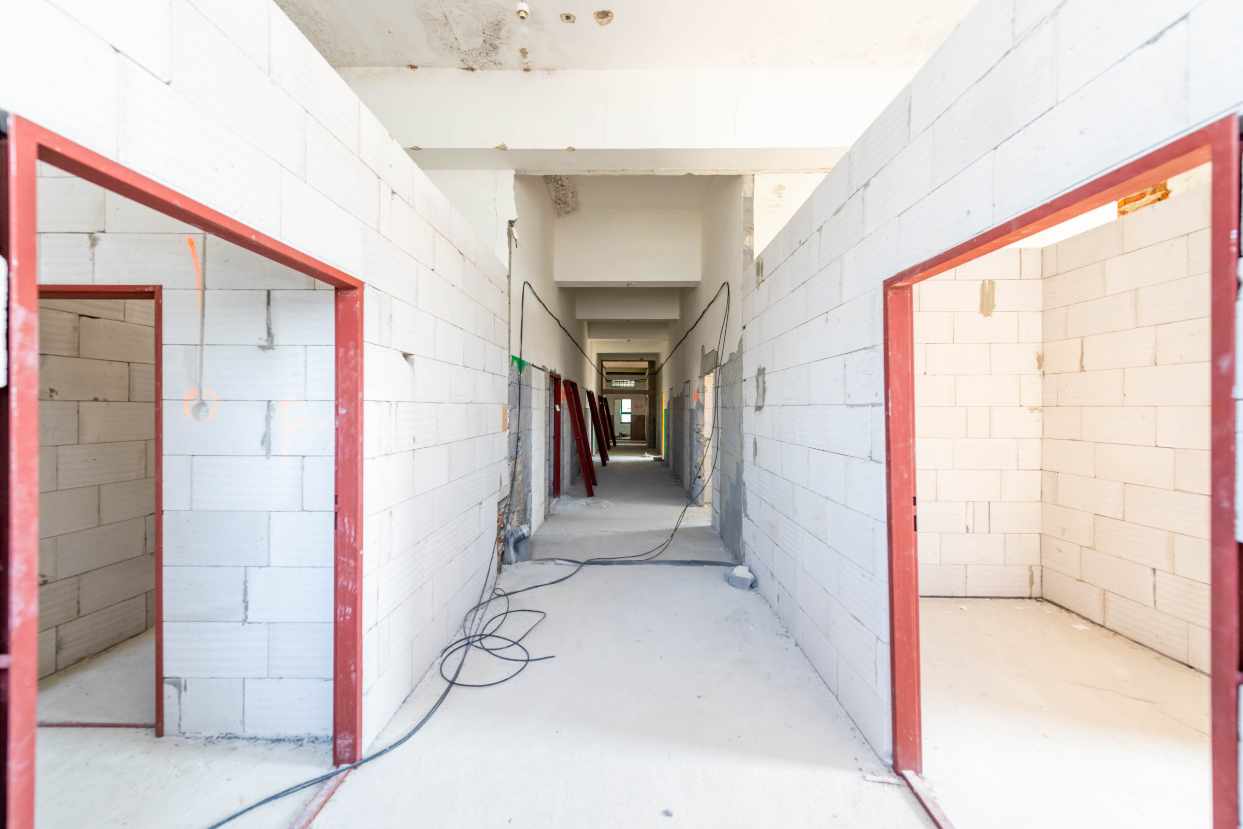 Exkluzívne na predaj budova s obrovským potenciálom v obci Oborín!