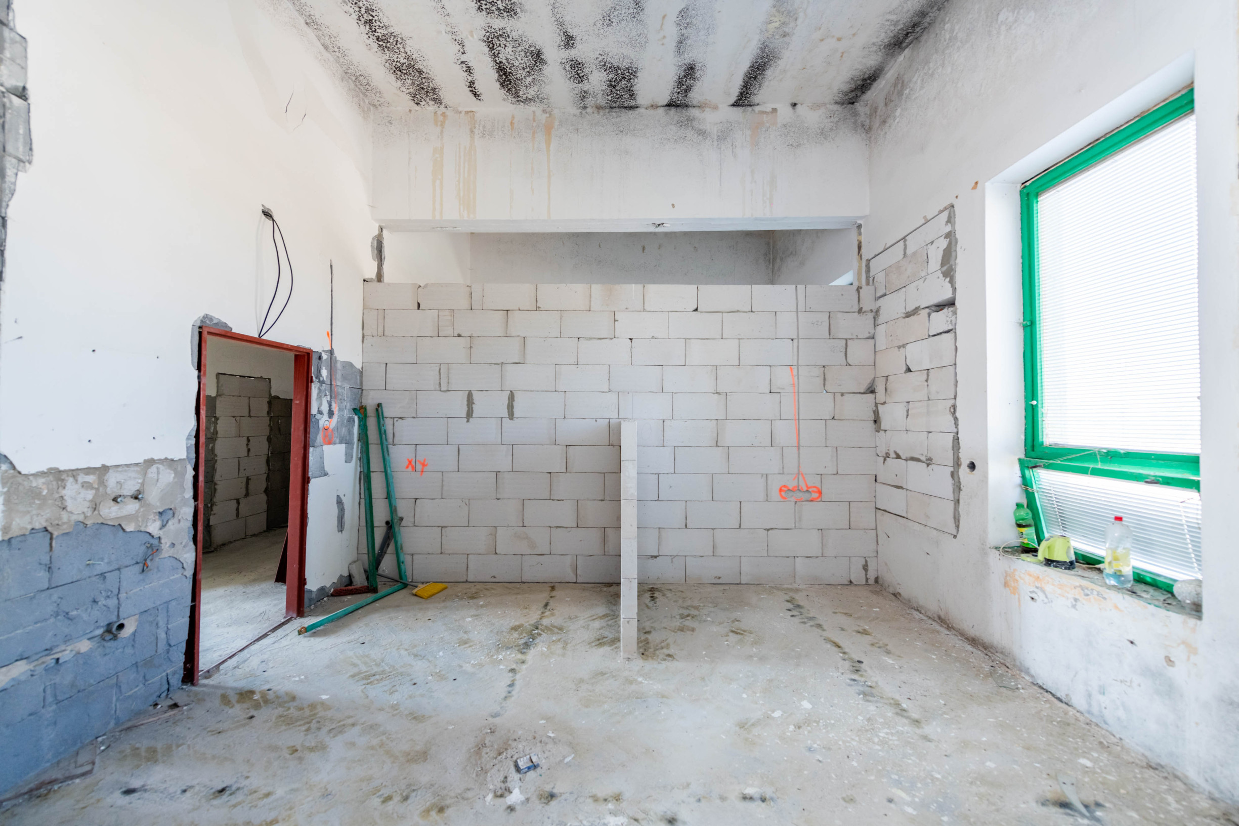 Exkluzívne na predaj budova s obrovským potenciálom v obci Oborín!