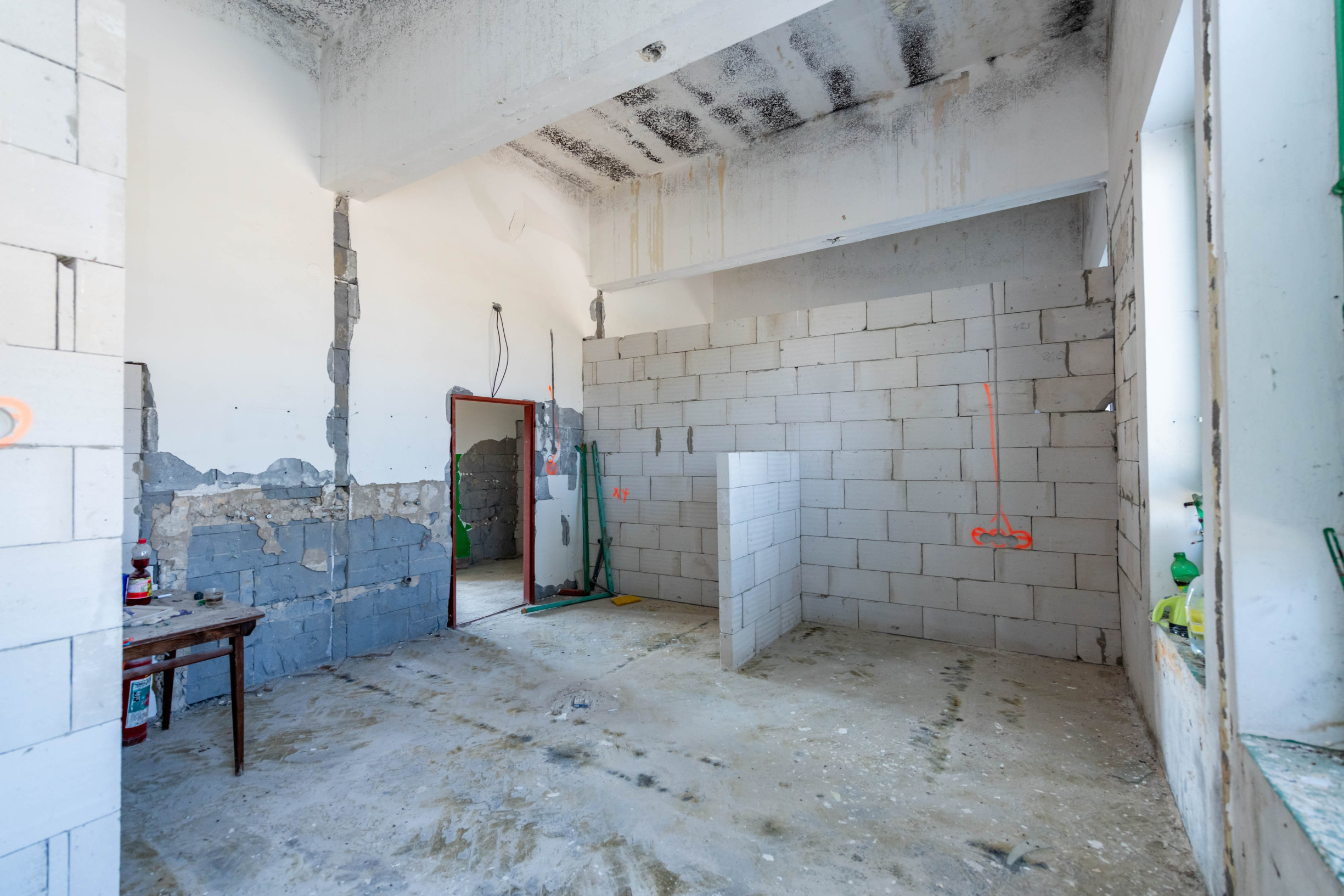 Exkluzívne na predaj budova s obrovským potenciálom v obci Oborín!