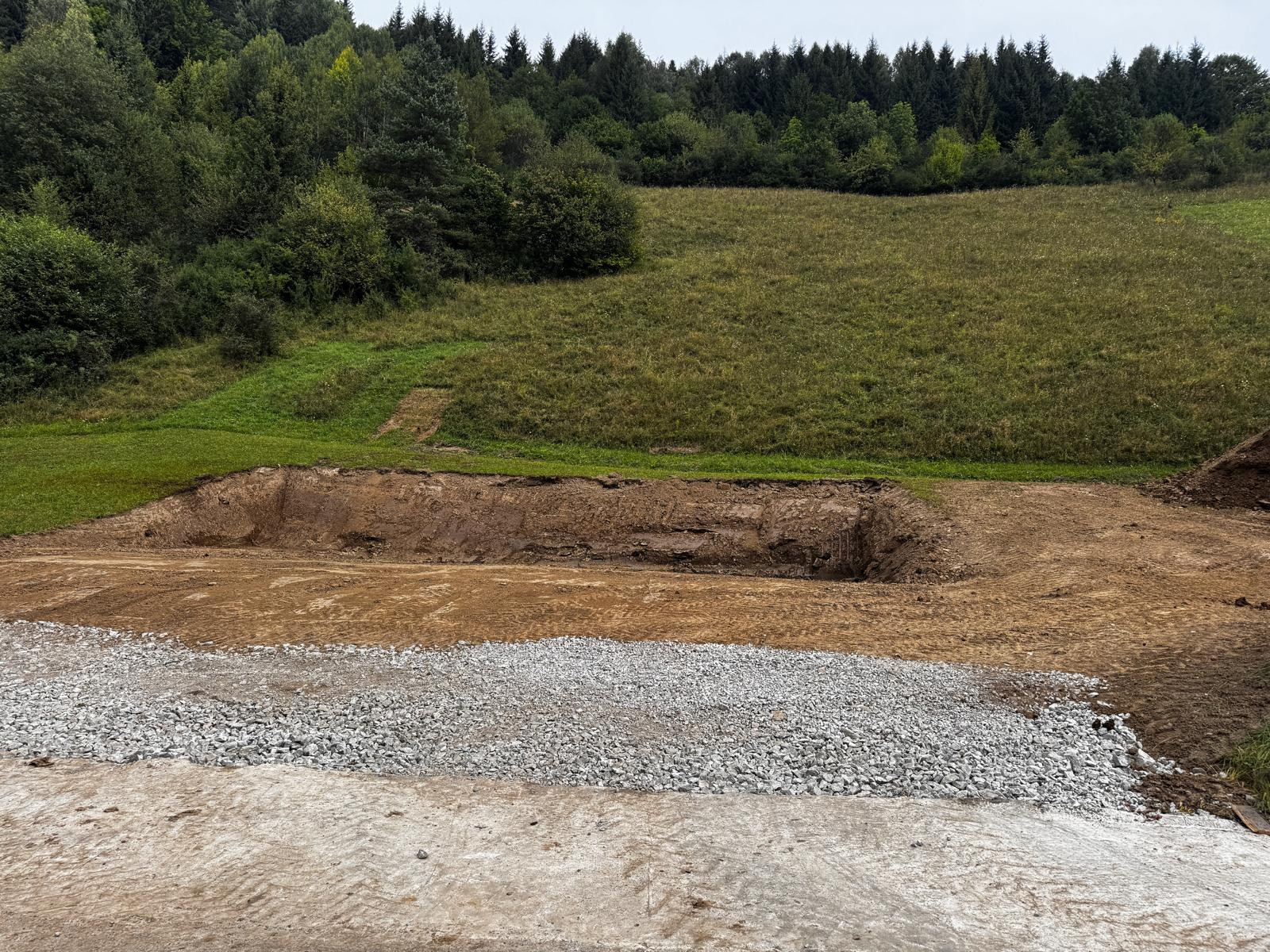 Stavebný pozemok s projektom na 5izbovú chatu a platným stavebným povolením