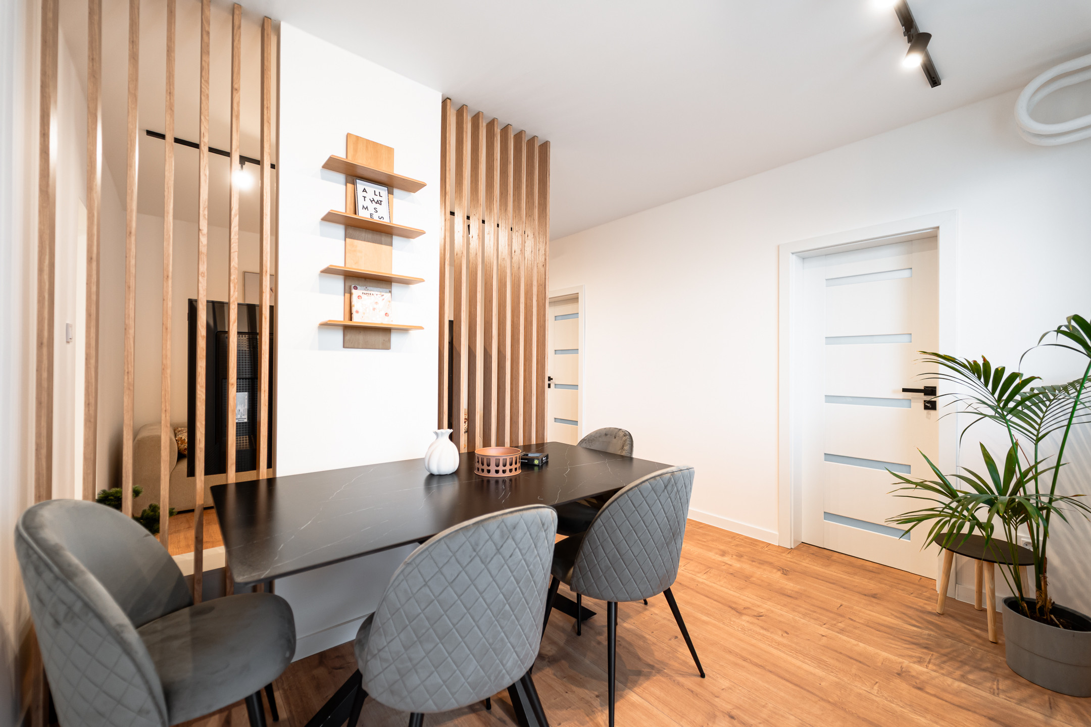 Ponúkame Vám novozrekonštruovaný 4i byt s loggiou na 5. poschodí pri Novej nemocnici.