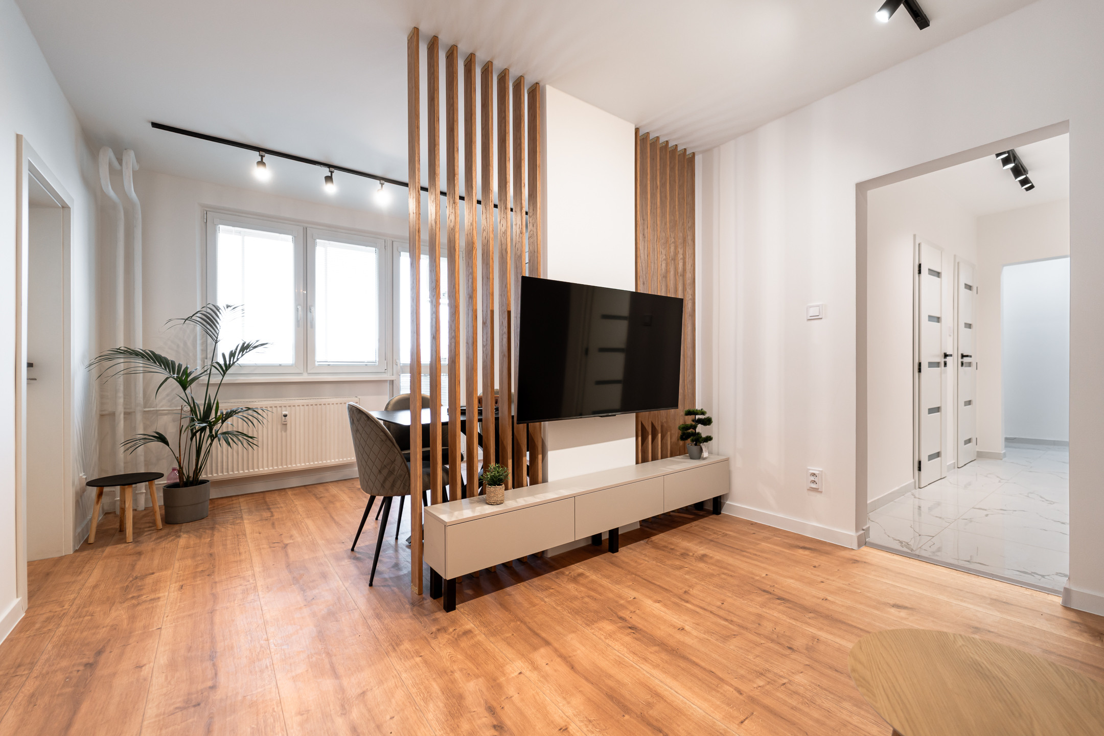 Ponúkame Vám novozrekonštruovaný 4i byt s loggiou na 5. poschodí pri Novej nemocnici.