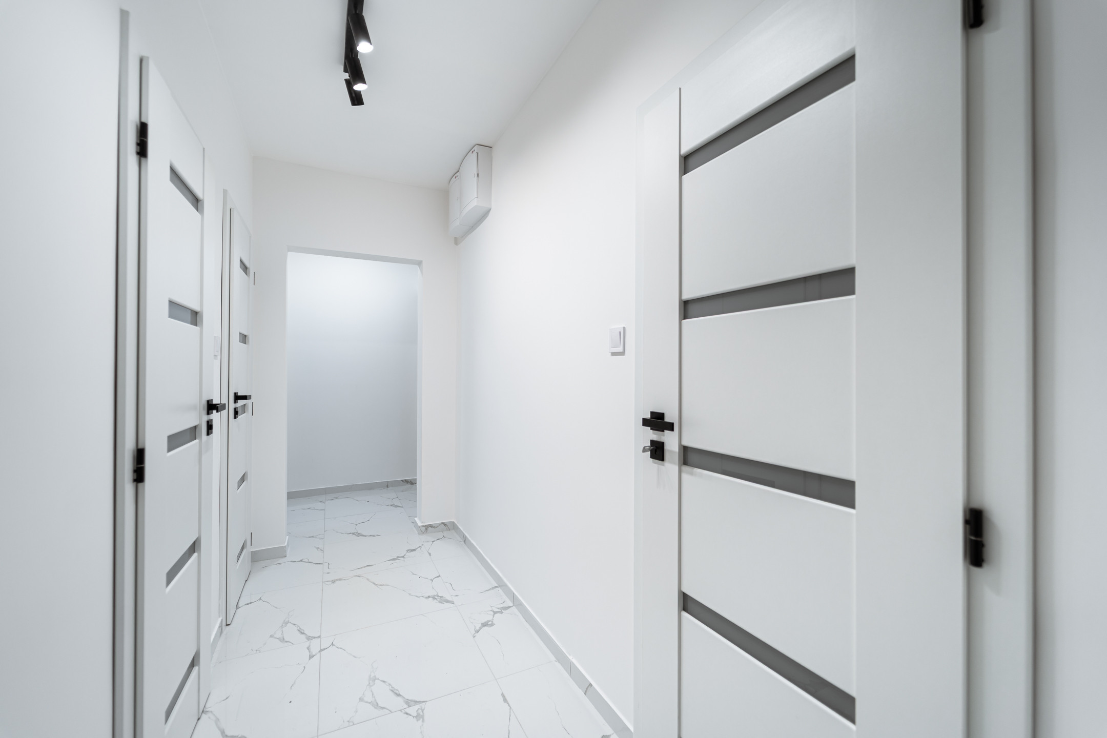 Ponúkame Vám novozrekonštruovaný 4i byt s loggiou na 5. poschodí pri Novej nemocnici.