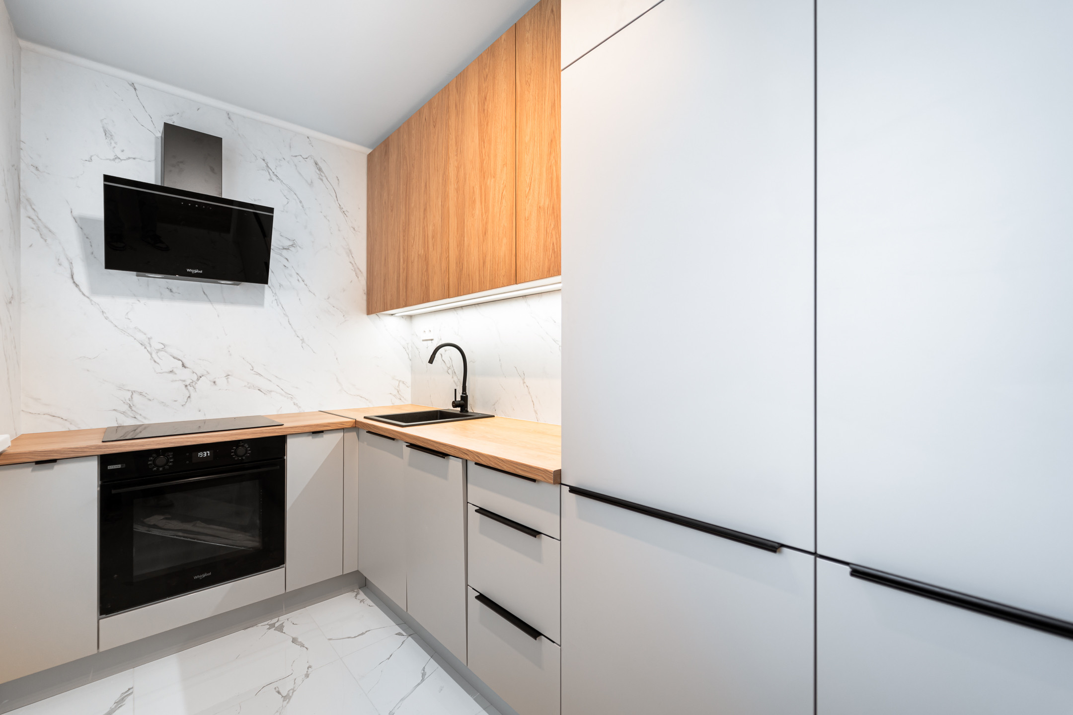 Ponúkame Vám novozrekonštruovaný 4i byt s loggiou na 5. poschodí pri Novej nemocnici.